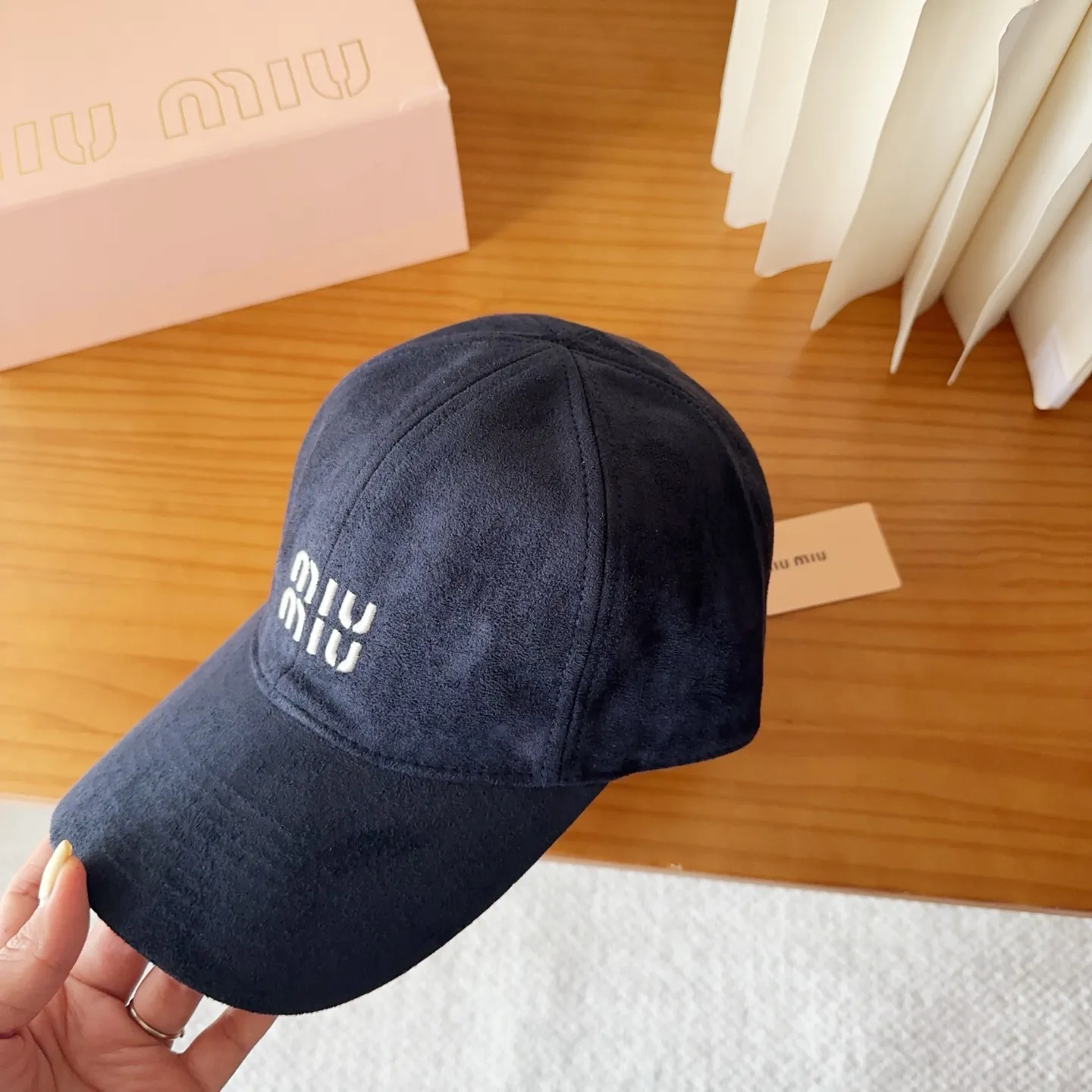 💰60 miumiu new corduroy baseball cap for autumn and winter. The original order is authentic and made to order. The original workmanship is meticulous and the quality is superb!