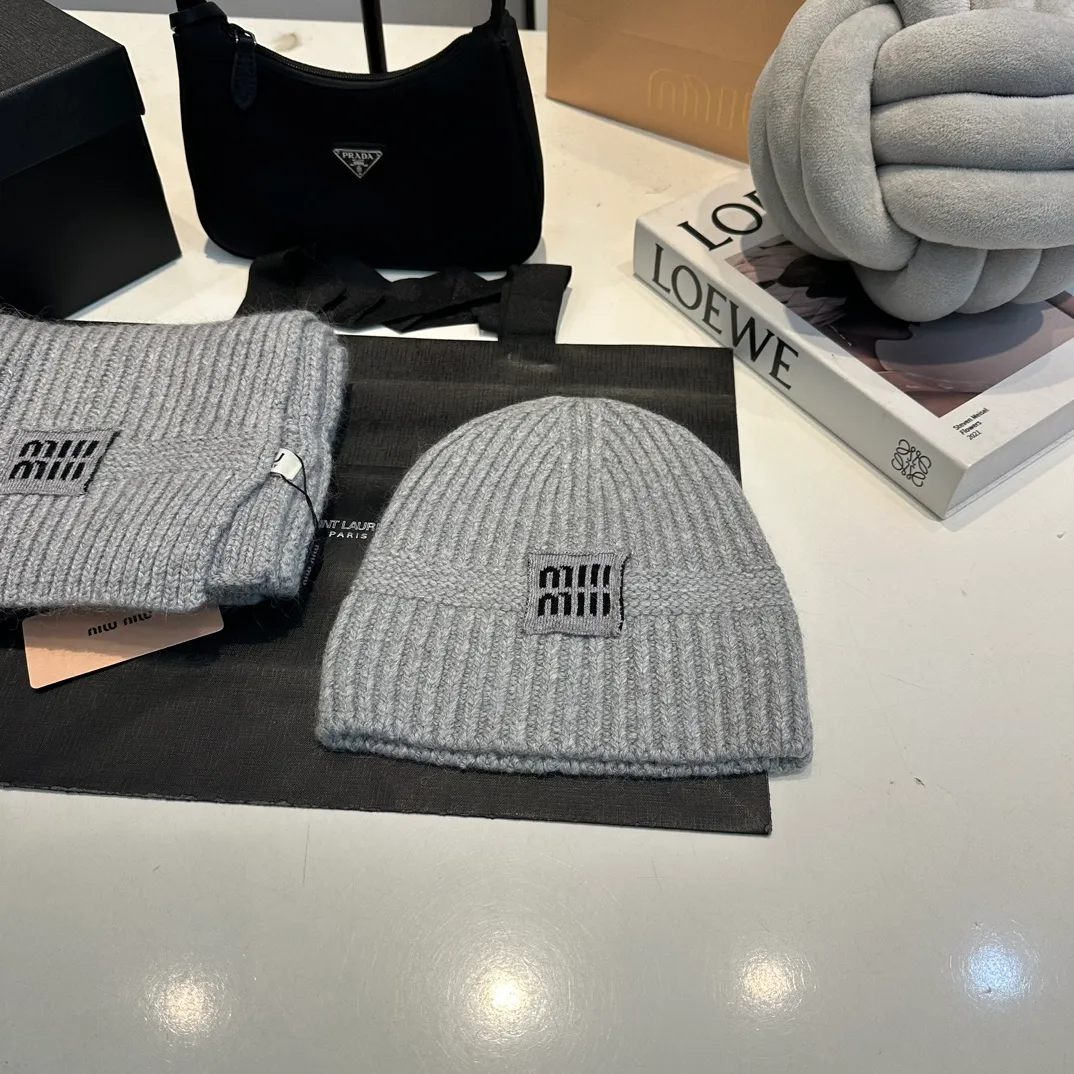 P200 miumiu two-piece knitted hat set, popular at Miumiu counter. Hat + scarf. New product released by Xiaohongshu. Very warm. High-elastic fabric. Classic colors. Same style for men and women.