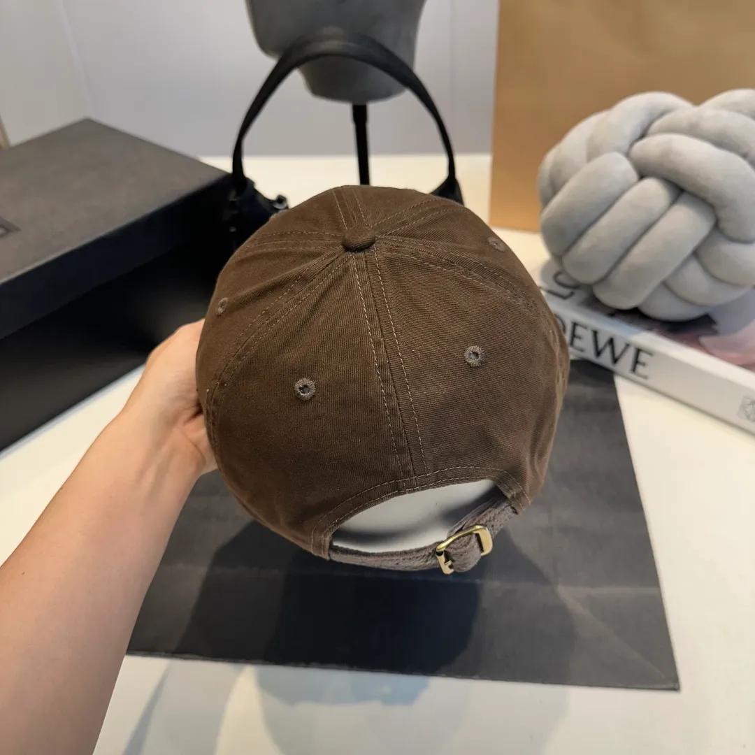 P60 Miumiu Miumiu's new custom-made baseball cap🧢The big brand style is super easy to match, so hurry up and get it!