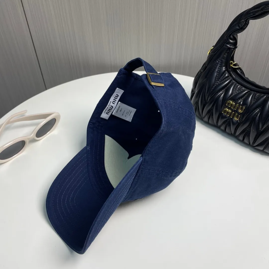P60 miumiu new solid color baseball cap, the hottest color at the moment - full of street style! Trendy and versatile, Xiaohongshu grows grass, poison, get your boyfriend, and cool together