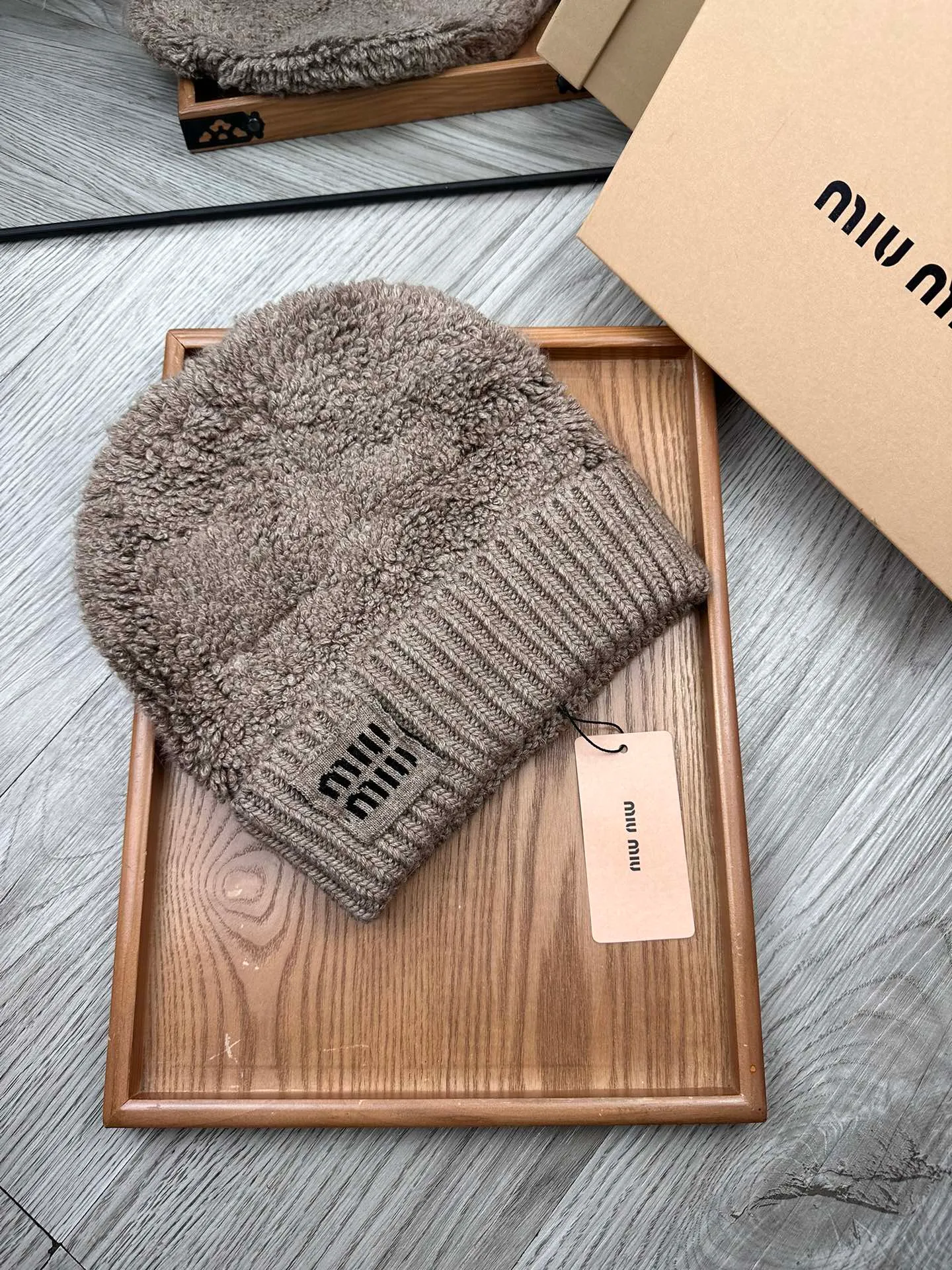 🌹¥100. miumiu. [Wool single hat] Small wool provided by customer! A precious collection of soul hats! Colored yarn supplied by customers. Every color is very beautiful! classic! Soft to the touch. 70% wool ➕ 30% rabbit fur. A combed lamb can only produce 30-40g of wool. Such a hat requires three or four lambs. Don't compare it with ordinary hats on the market. Is the yarn supplied by the customer good? The market products are incomparable! The materials are top-notch and luxurious. This is the charm of the product. It is easy to get in and out of the counter. If you come to the mixed counter, you will definitely buy it. I love the plain color and every color. And it is durable! It can be worn by men, women and children! When you see the real thing, you can beautify it ~