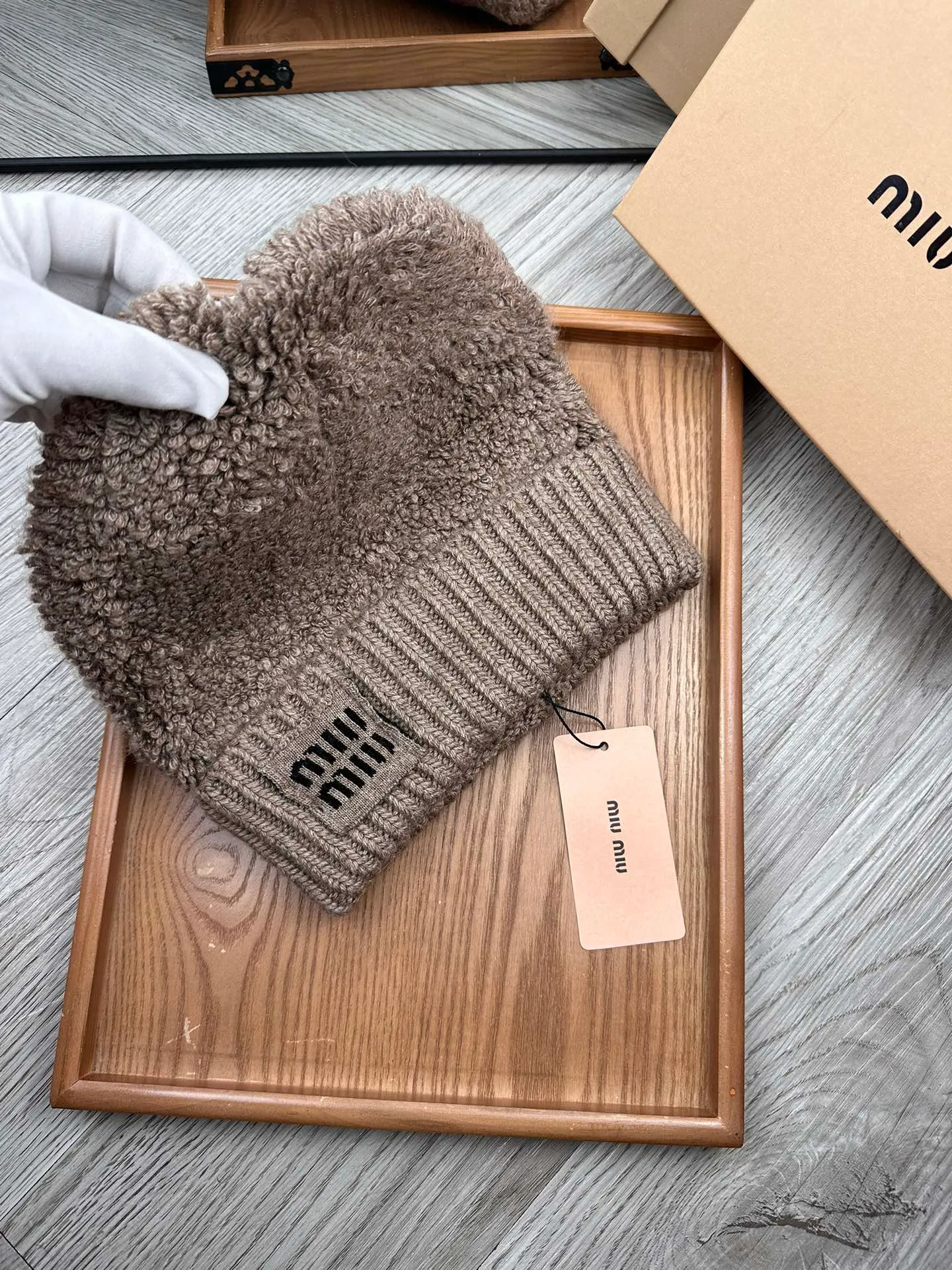 🌹¥100. miumiu. [Wool single hat] Small wool provided by customer! A precious collection of soul hats! Colored yarn supplied by customers. Every color is very beautiful! classic! Soft to the touch. 70% wool ➕ 30% rabbit fur. A combed lamb can only produce 30-40g of wool. Such a hat requires three or four lambs. Don't compare it with ordinary hats on the market. Is the yarn supplied by the customer good? The market products are incomparable! The materials are top-notch and luxurious. This is the charm of the product. It is easy to get in and out of the counter. If you come to the mixed counter, you will definitely buy it. I love the plain color and every color. And it is durable! It can be worn by men, women and children! When you see the real thing, you can beautify it ~