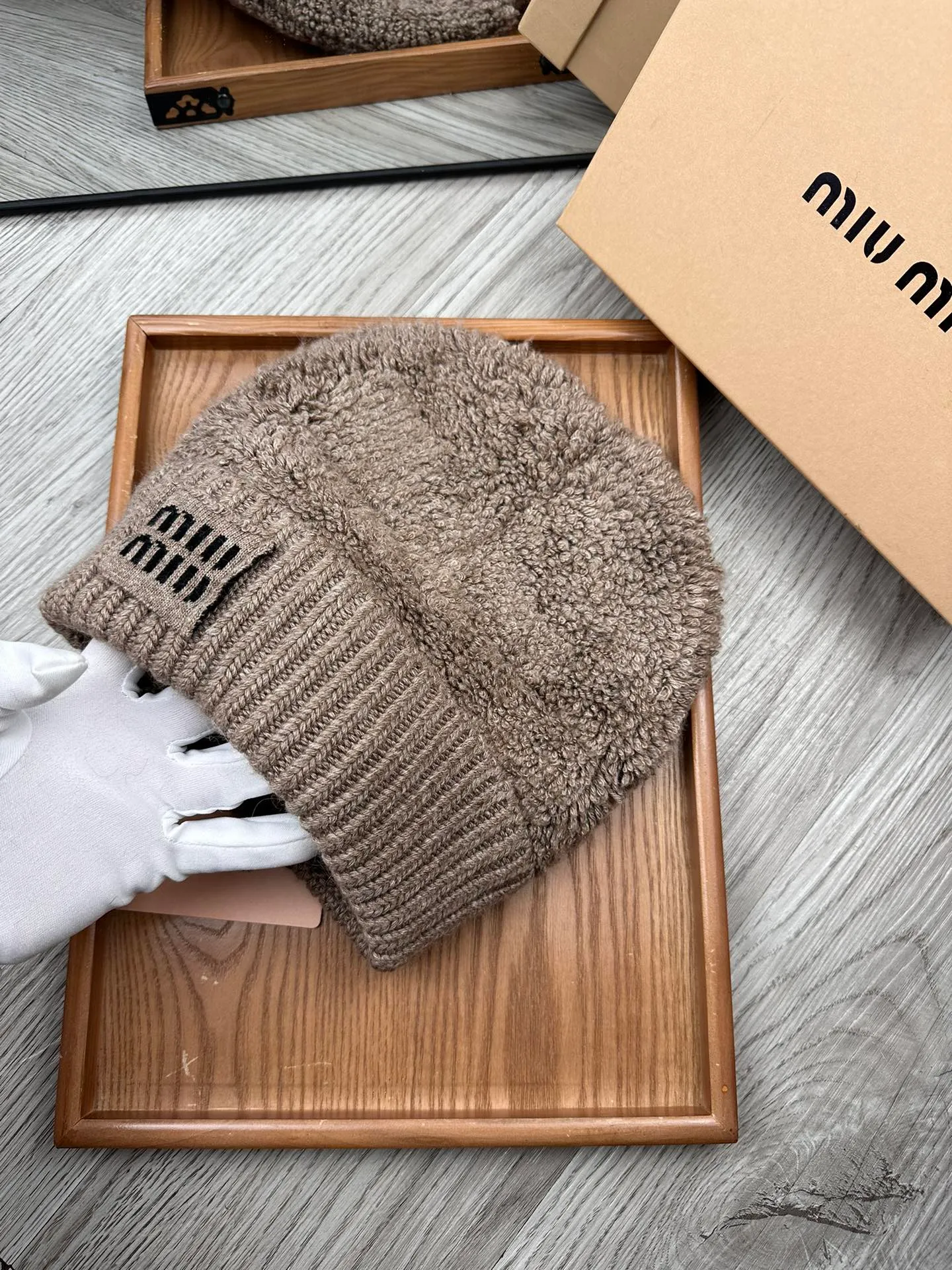 🌹¥100. miumiu. [Wool single hat] Small wool provided by customer! A precious collection of soul hats! Colored yarn supplied by customers. Every color is very beautiful! classic! Soft to the touch. 70% wool ➕ 30% rabbit fur. A combed lamb can only produce 30-40g of wool. Such a hat requires three or four lambs. Don't compare it with ordinary hats on the market. Is the yarn supplied by the customer good? The market products are incomparable! The materials are top-notch and luxurious. This is the charm of the product. It is easy to get in and out of the counter. If you come to the mixed counter, you will definitely buy it. I love the plain color and every color. And it is durable! It can be worn by men, women and children! When you see the real thing, you can beautify it ~