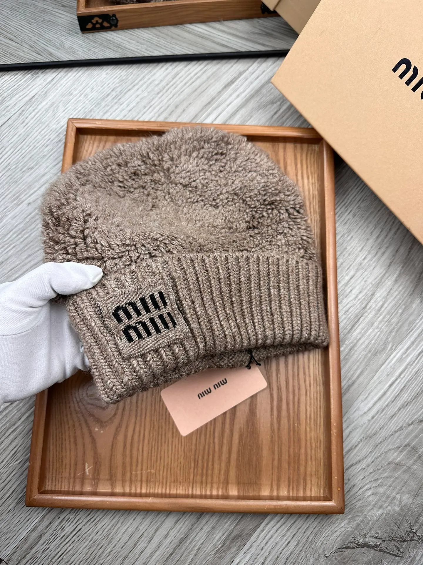 🌹¥100. miumiu. [Wool single hat] Small wool provided by customer! A precious collection of soul hats! Colored yarn supplied by customers. Every color is very beautiful! classic! Soft to the touch. 70% wool ➕ 30% rabbit fur. A combed lamb can only produce 30-40g of wool. Such a hat requires three or four lambs. Don't compare it with ordinary hats on the market. Is the yarn supplied by the customer good? The market products are incomparable! The materials are top-notch and luxurious. This is the charm of the product. It is easy to get in and out of the counter. If you come to the mixed counter, you will definitely buy it. I love the plain color and every color. And it is durable! It can be worn by men, women and children! When you see the real thing, you can beautify it ~