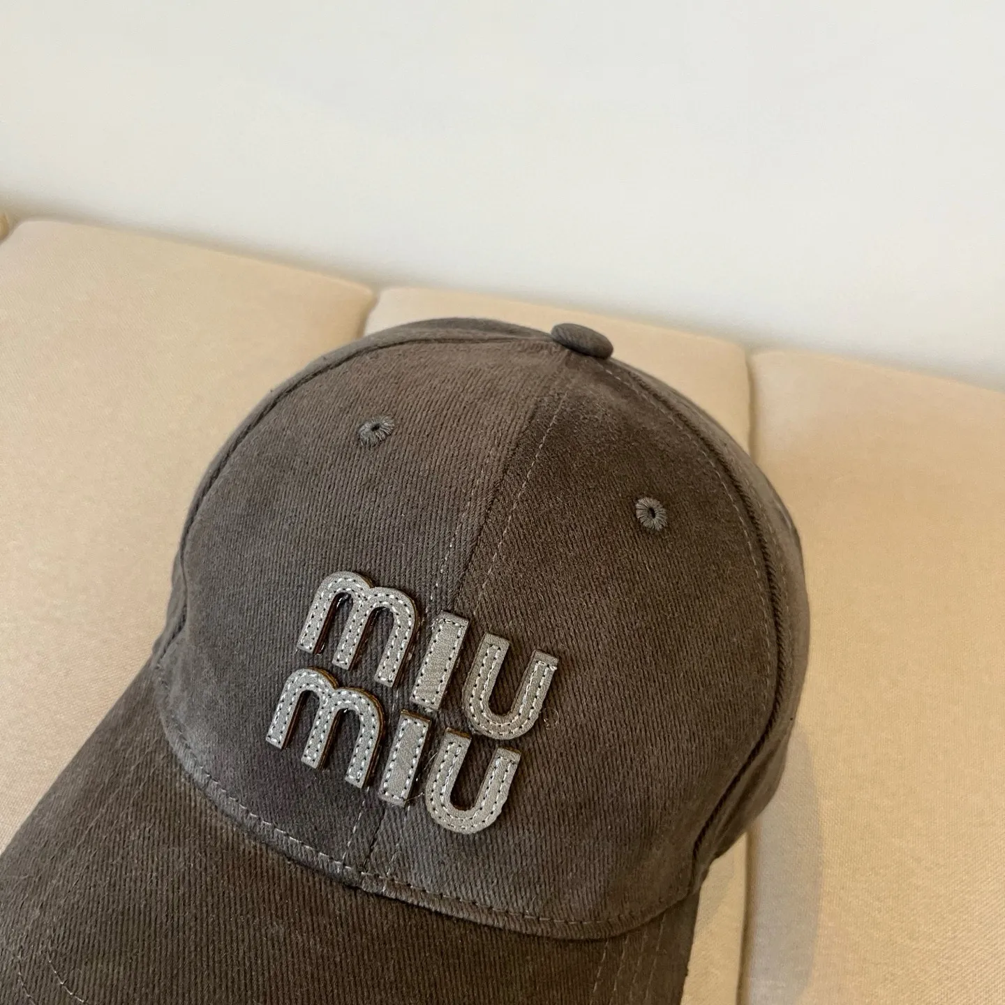 P60 miumiu original spring and summer new baseball cap, authentic mold-making and custom-made, the original workmanship is meticulous and the quality is superb!