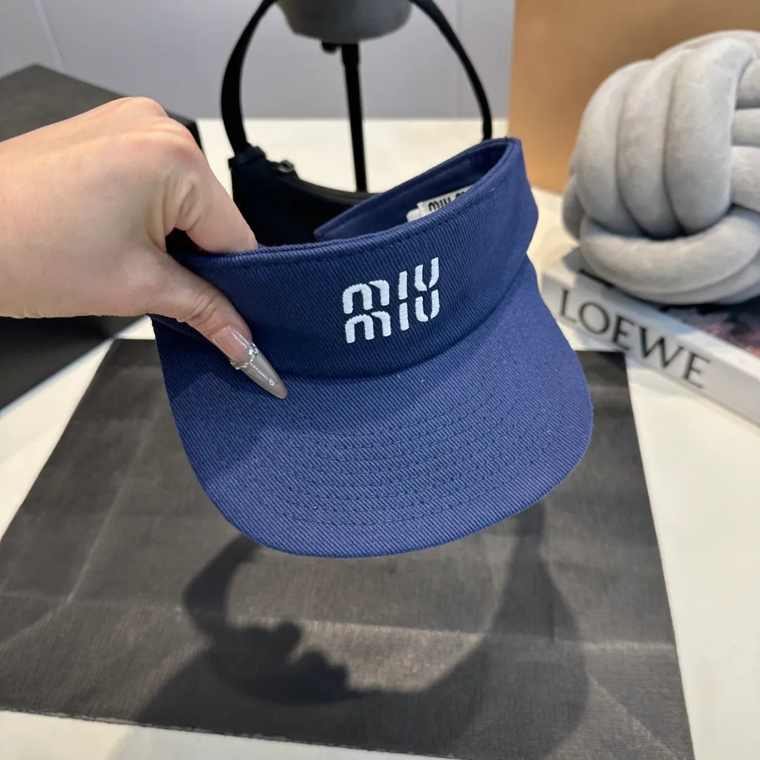 P80 MIUMIU sports and fitness empty top hat made of pure cotton. Whether it is cycling, running, tennis, playing, yoga, or daily outings, it is more outstanding. It can also provide sun protection and shade. It kills two birds with one stone. The product design of a big brand is simple and fashionable!    The material is comfortable and not stuffy🥵It has a very concave shape. Once you put it on, you will instantly lift your head🆙 It has classic colors🖤🤍. Colors can increase the sense of vitality💖