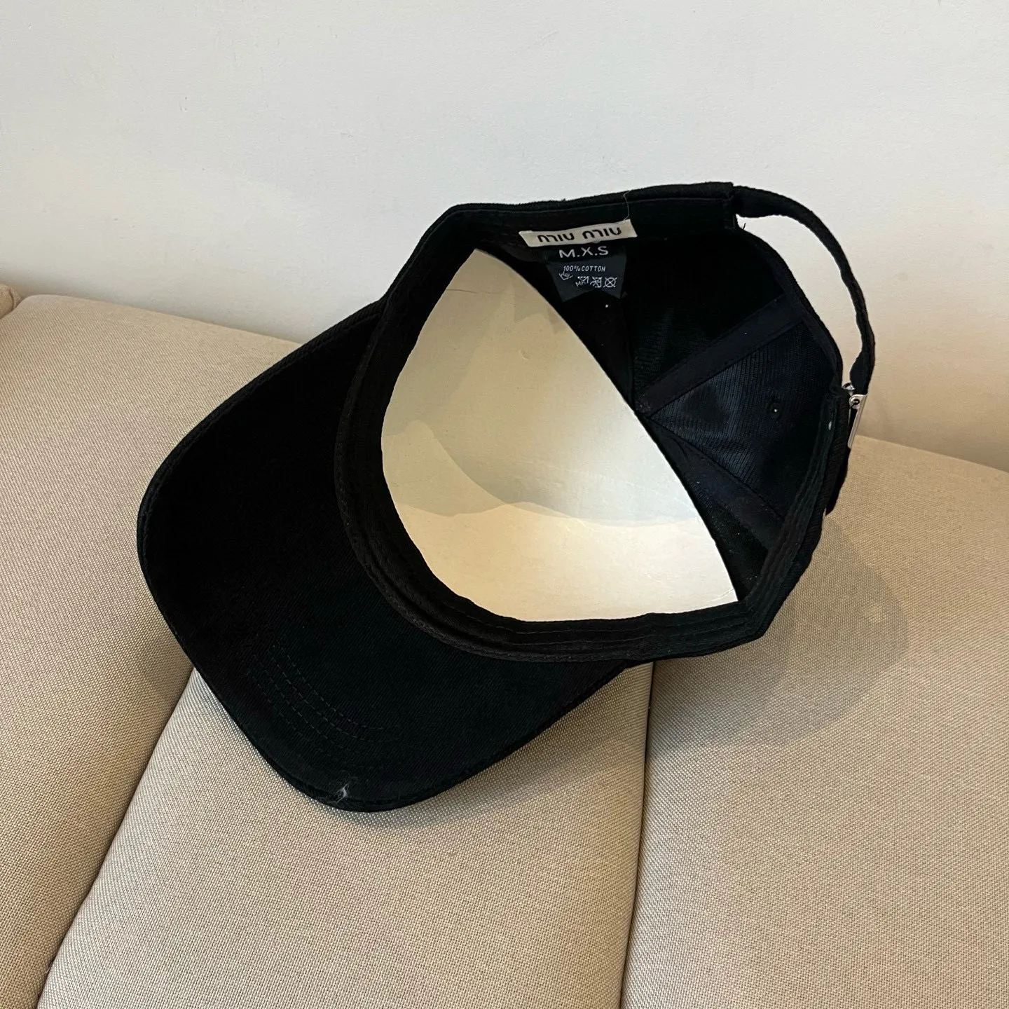 P60 miumiu original spring and summer new baseball cap, authentic mold-making and custom-made, the original workmanship is meticulous and the quality is superb!