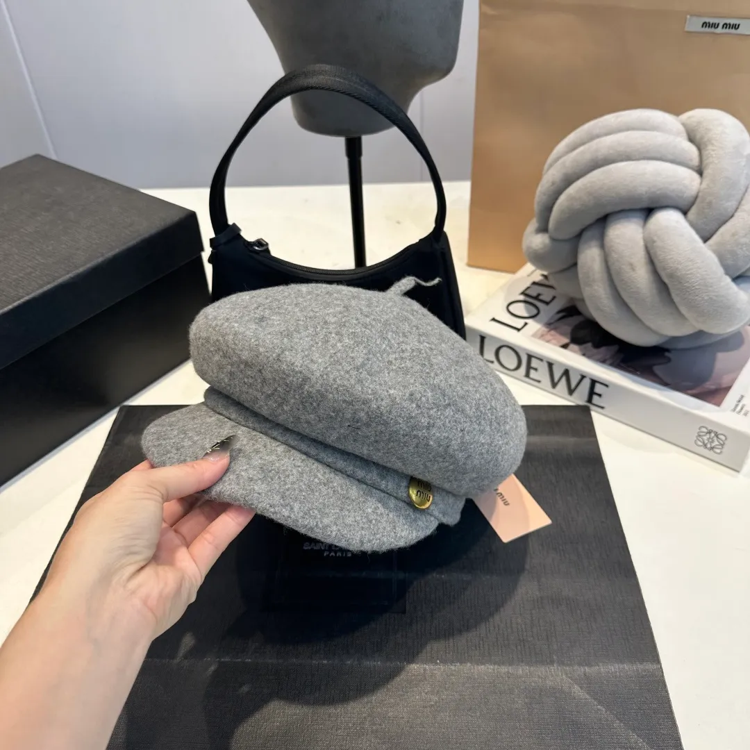 P70 miumiu's new wool autumn and winter octagonal hat is the one that shows off your face! A solid color hat🧢 is a permanent and versatile style!