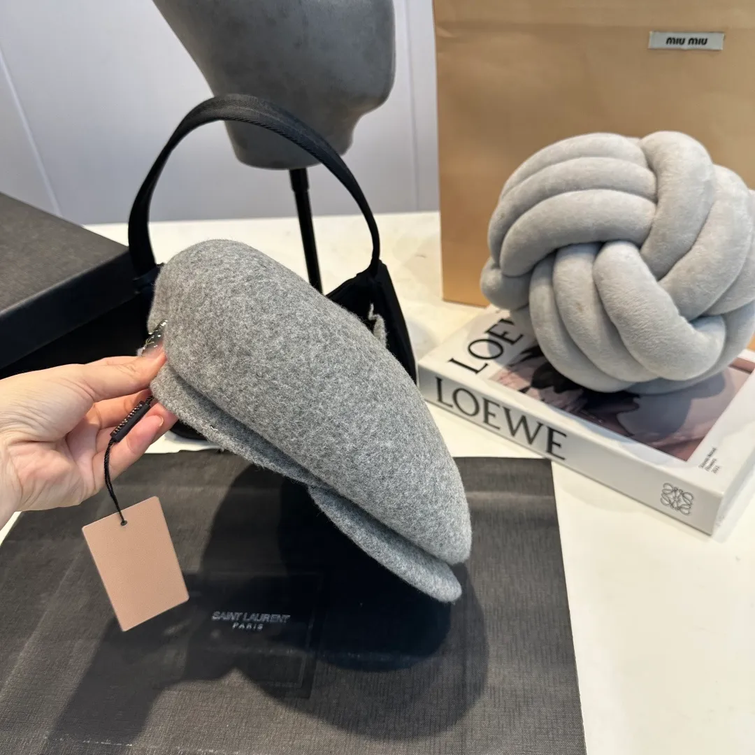 P70 miumiu's new wool autumn and winter octagonal hat is the one that shows off your face! A solid color hat🧢 is a permanent and versatile style!