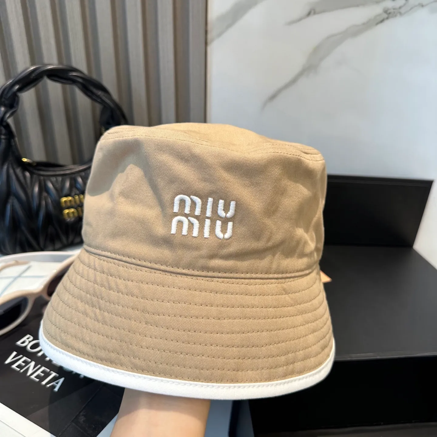 P74💛 Comes with dust bag. [Miumiu Miu Miu] New order style embroidered fisherman hat🧢Big brand style is super easy to match, hurry up and get it!