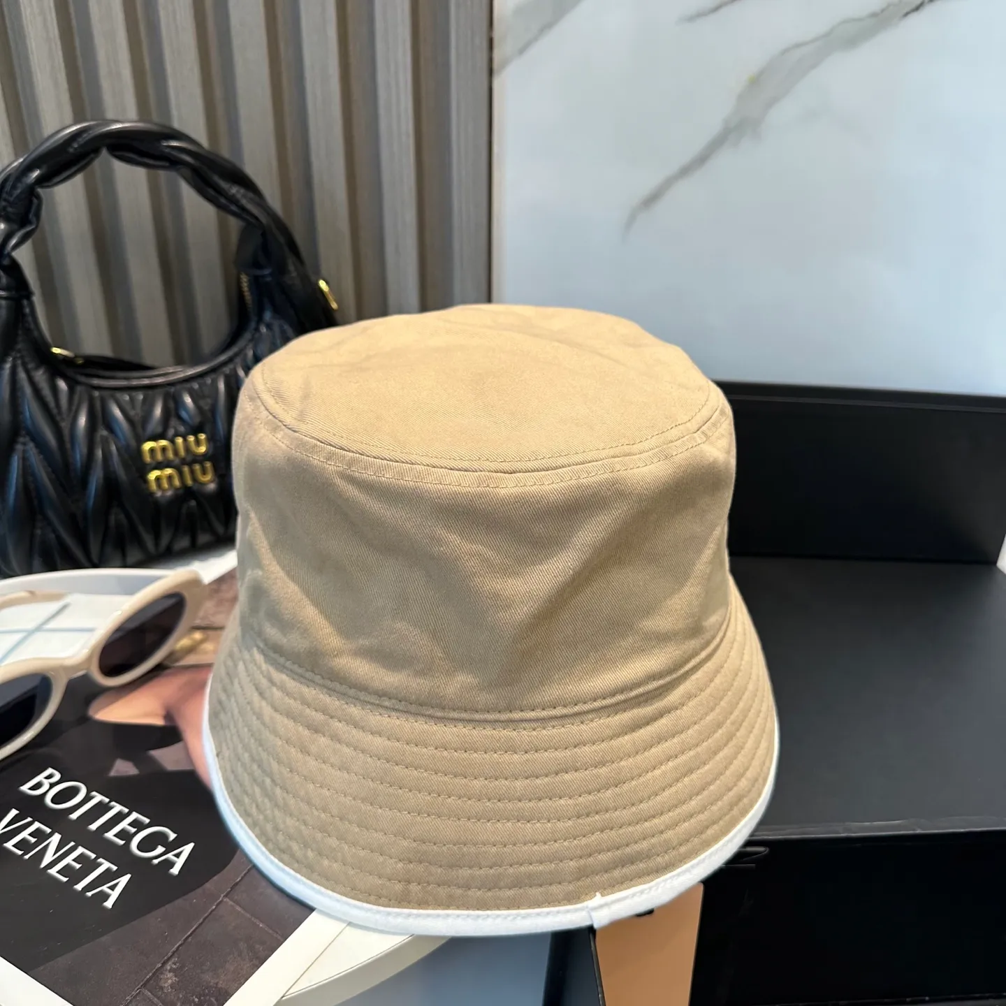 P74💛 Comes with dust bag. [Miumiu Miu Miu] New order style embroidered fisherman hat🧢Big brand style is super easy to match, hurry up and get it!