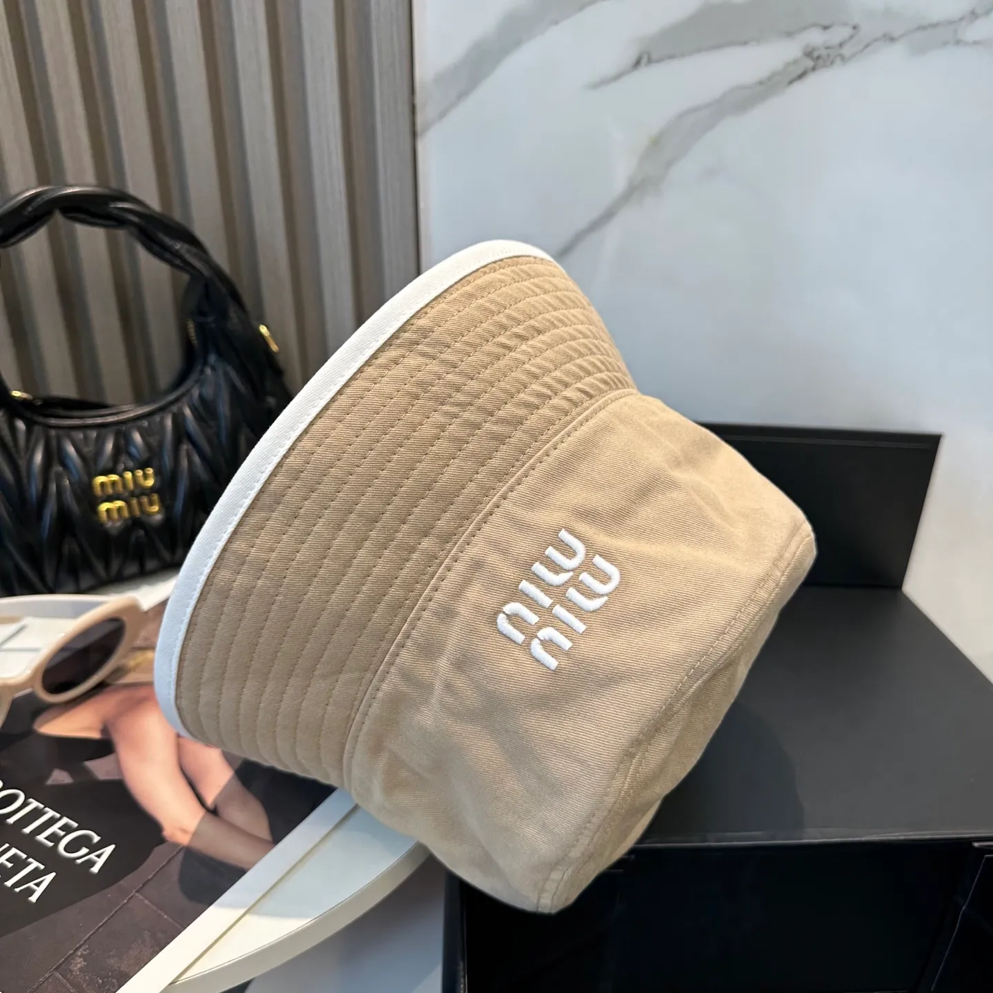 P74💛 Comes with dust bag. [Miumiu Miu Miu] New order style embroidered fisherman hat🧢Big brand style is super easy to match, hurry up and get it!