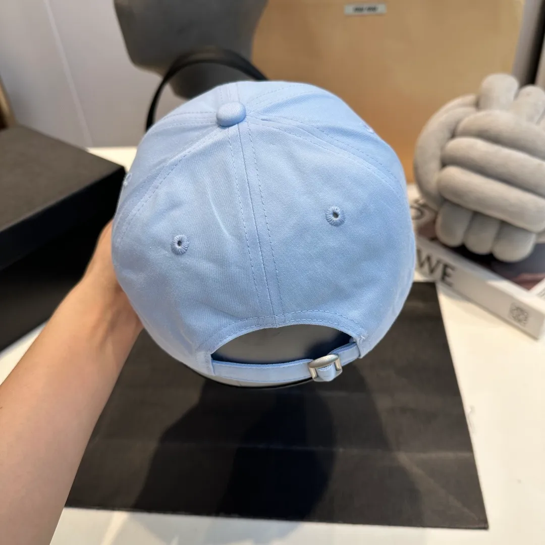 P56 miumiu's new candy-colored summer baseball cap. Color matchmaker. It's so confusing. Add a few more colors and match them as you like.