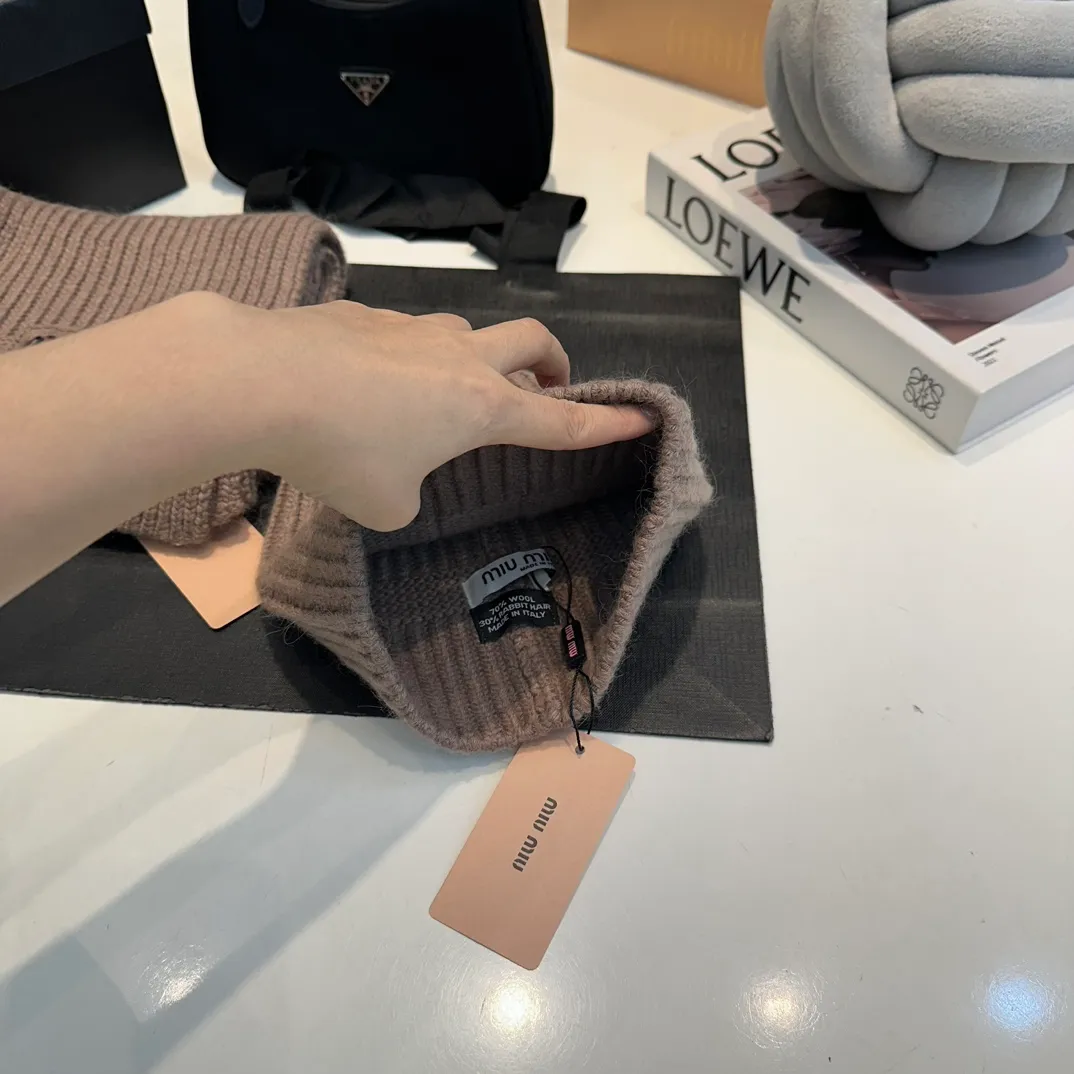 P200 miumiu two-piece knitted hat set, popular at Miumiu counter. Hat + scarf. New product released by Xiaohongshu. Very warm. High-elastic fabric. Classic colors. Same style for men and women.
