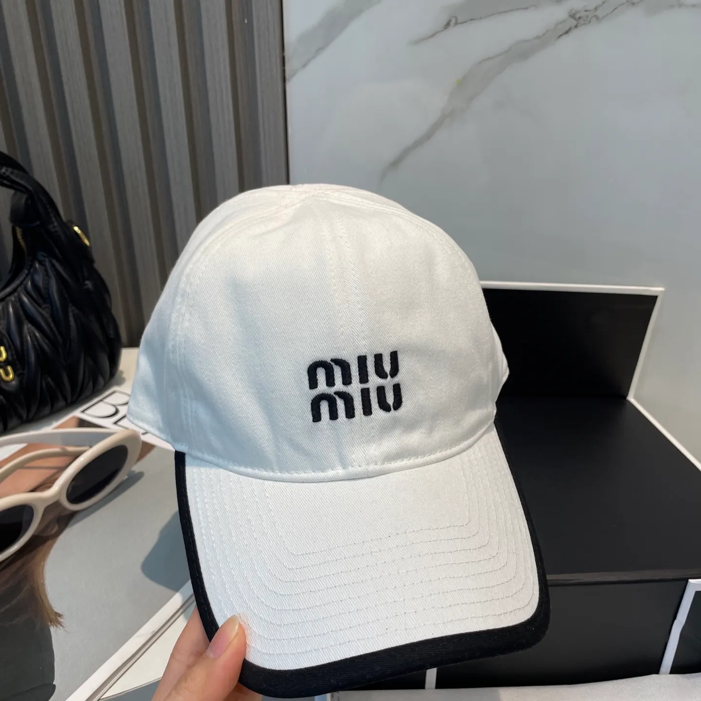 P60💛 Comes with dust bag. [Miumiu Miu Miu] New order style embroidered baseball cap🧢Big brand style is super easy to match, hurry up and get it!