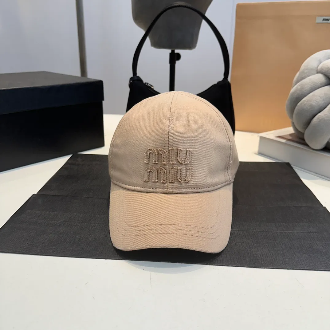 P60 MiuMiu Miu Miu girl's daily baseball cap. A very versatile baseball cap. Classic embroidered logo. Versatile and fashionable.