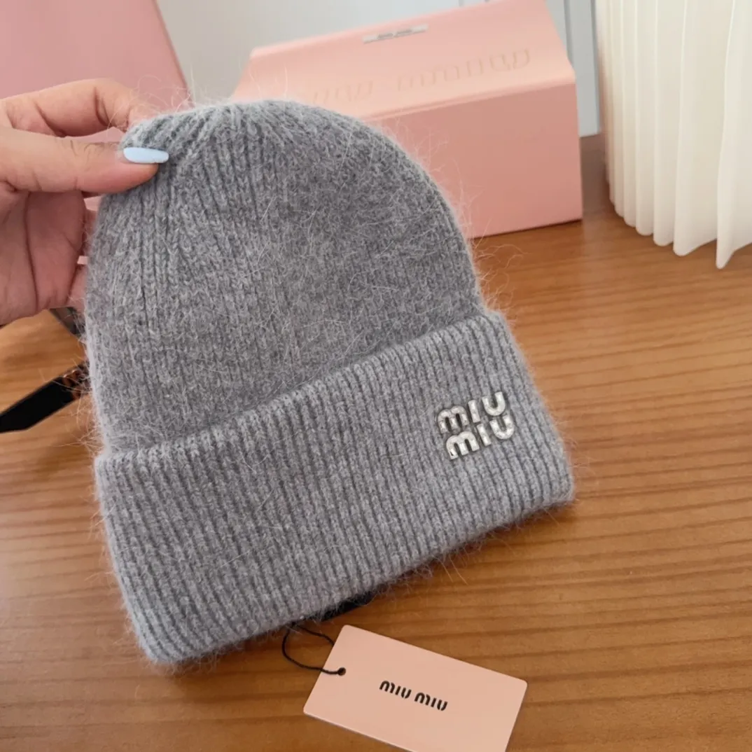 💰56 miumiu🐰Angora rabbit fur autumn and winter woolen hat This high-grade gray dyeing is very difficult to dye! What's more, the material of rabbit fur is like starting from scratch! Highly recommend to everyone. This hat goes well with any type of clothing. It can be both casual and sweet!