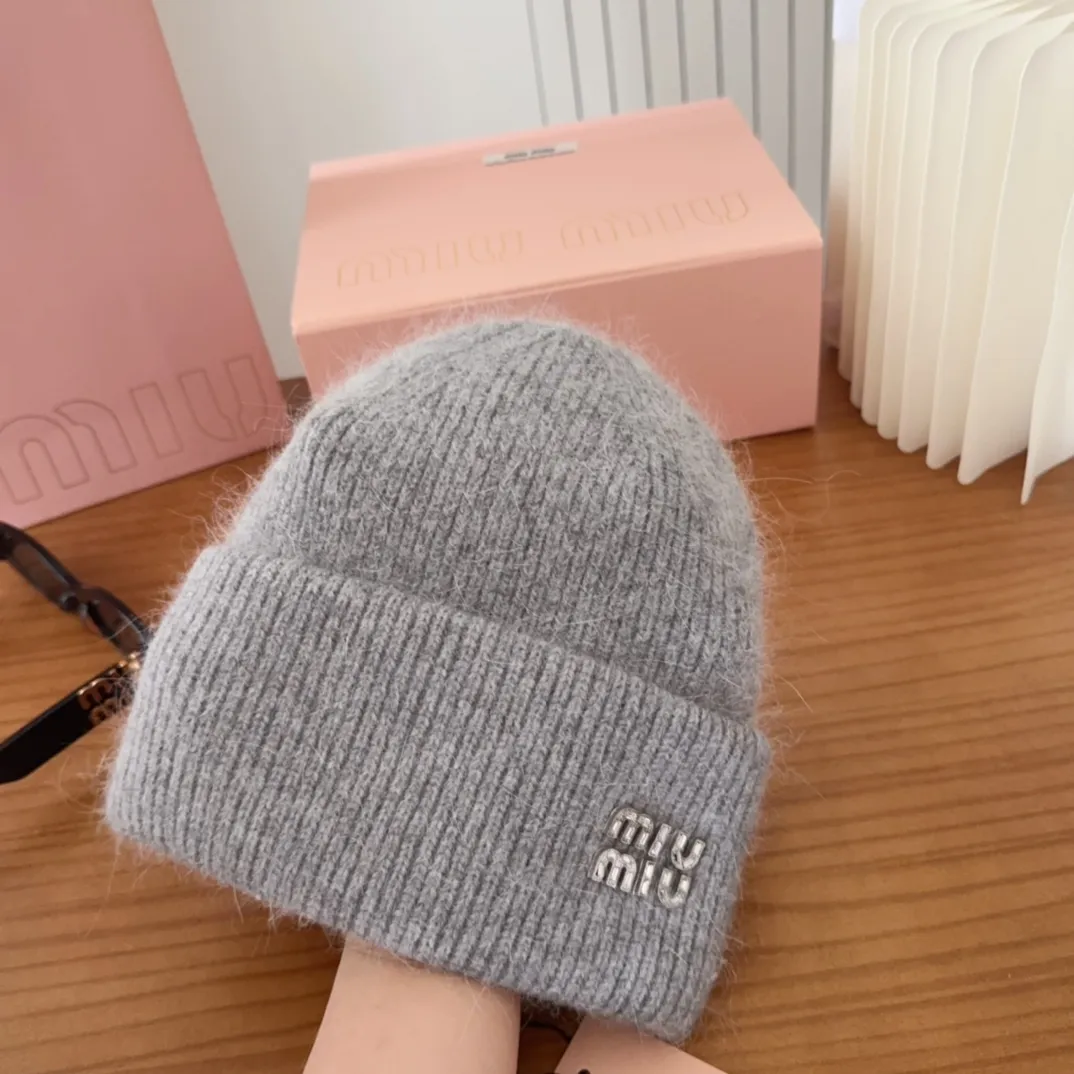 💰56 miumiu🐰Angora rabbit fur autumn and winter woolen hat This high-grade gray dyeing is very difficult to dye! What's more, the material of rabbit fur is like starting from scratch! Highly recommend to everyone. This hat goes well with any type of clothing. It can be both casual and sweet!