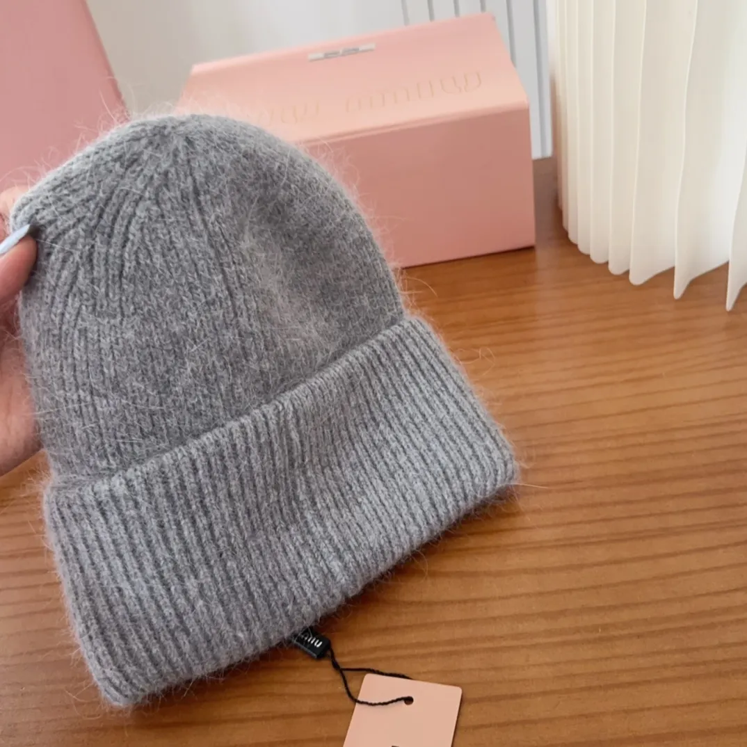 💰56 miumiu🐰Angora rabbit fur autumn and winter woolen hat This high-grade gray dyeing is very difficult to dye! What's more, the material of rabbit fur is like starting from scratch! Highly recommend to everyone. This hat goes well with any type of clothing. It can be both casual and sweet!