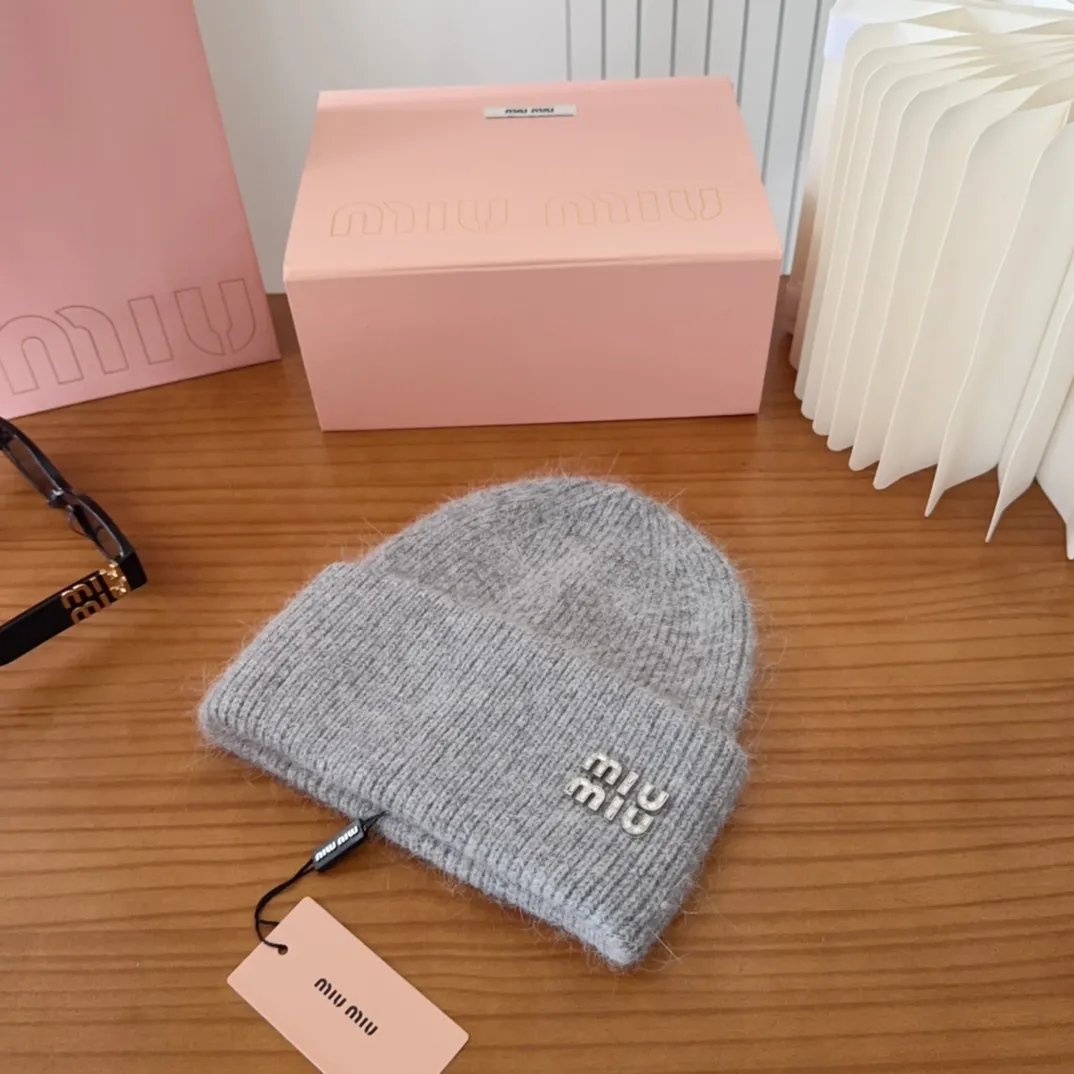 💰56 miumiu🐰Angora rabbit fur autumn and winter woolen hat This high-grade gray dyeing is very difficult to dye! What's more, the material of rabbit fur is like starting from scratch! Highly recommend to everyone. This hat goes well with any type of clothing. It can be both casual and sweet!