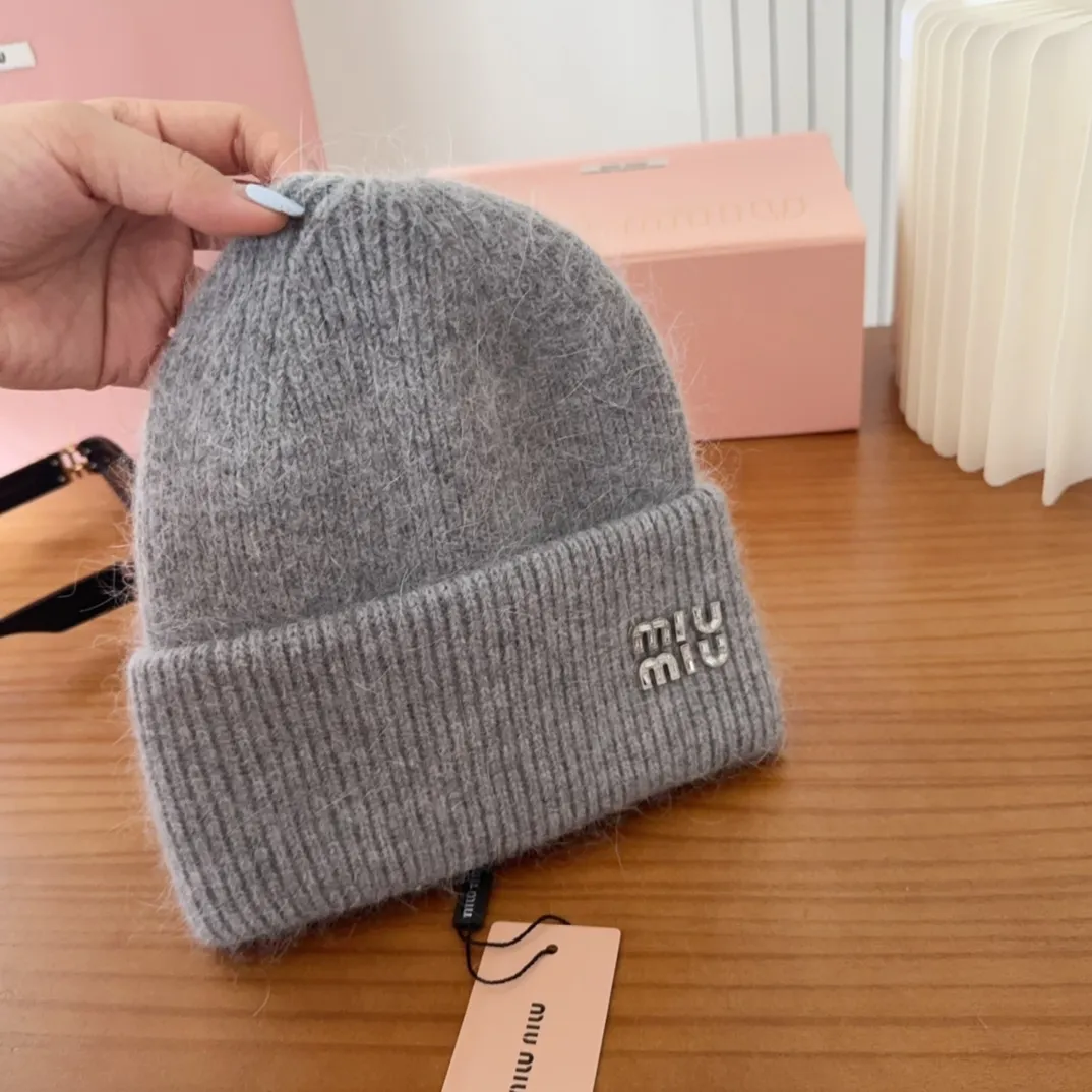 💰56 miumiu🐰Angora rabbit fur autumn and winter woolen hat This high-grade gray dyeing is very difficult to dye! What's more, the material of rabbit fur is like starting from scratch! Highly recommend to everyone. This hat goes well with any type of clothing. It can be both casual and sweet!