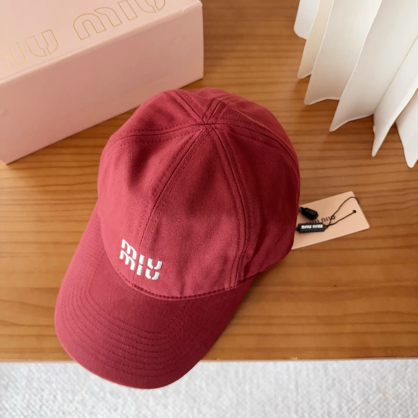 💰60 miumiu new autumn and winter baseball cap from miumiu. The original order is genuine and made to order. The original workmanship is meticulous and the quality is superb!