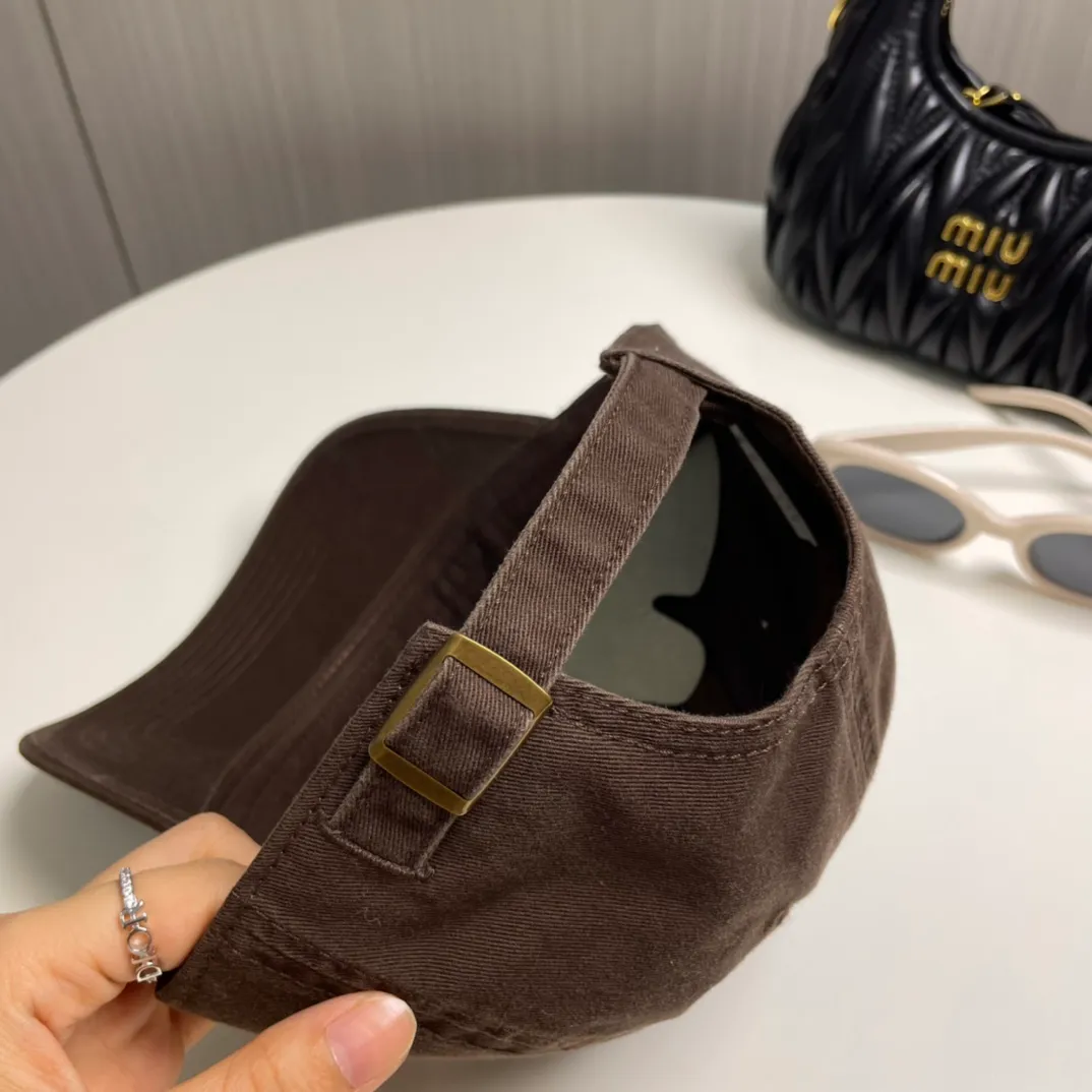 P50 miumiu new plain baseball cap, the hottest color at the moment - full of street style! Trendy and versatile, Xiaohongshu grows grass, poison, get your boyfriend, and cool together