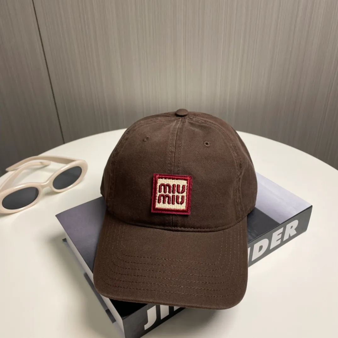 P50 miumiu new plain baseball cap, the hottest color at the moment - full of street style! Trendy and versatile, Xiaohongshu grows grass, poison, get your boyfriend, and cool together