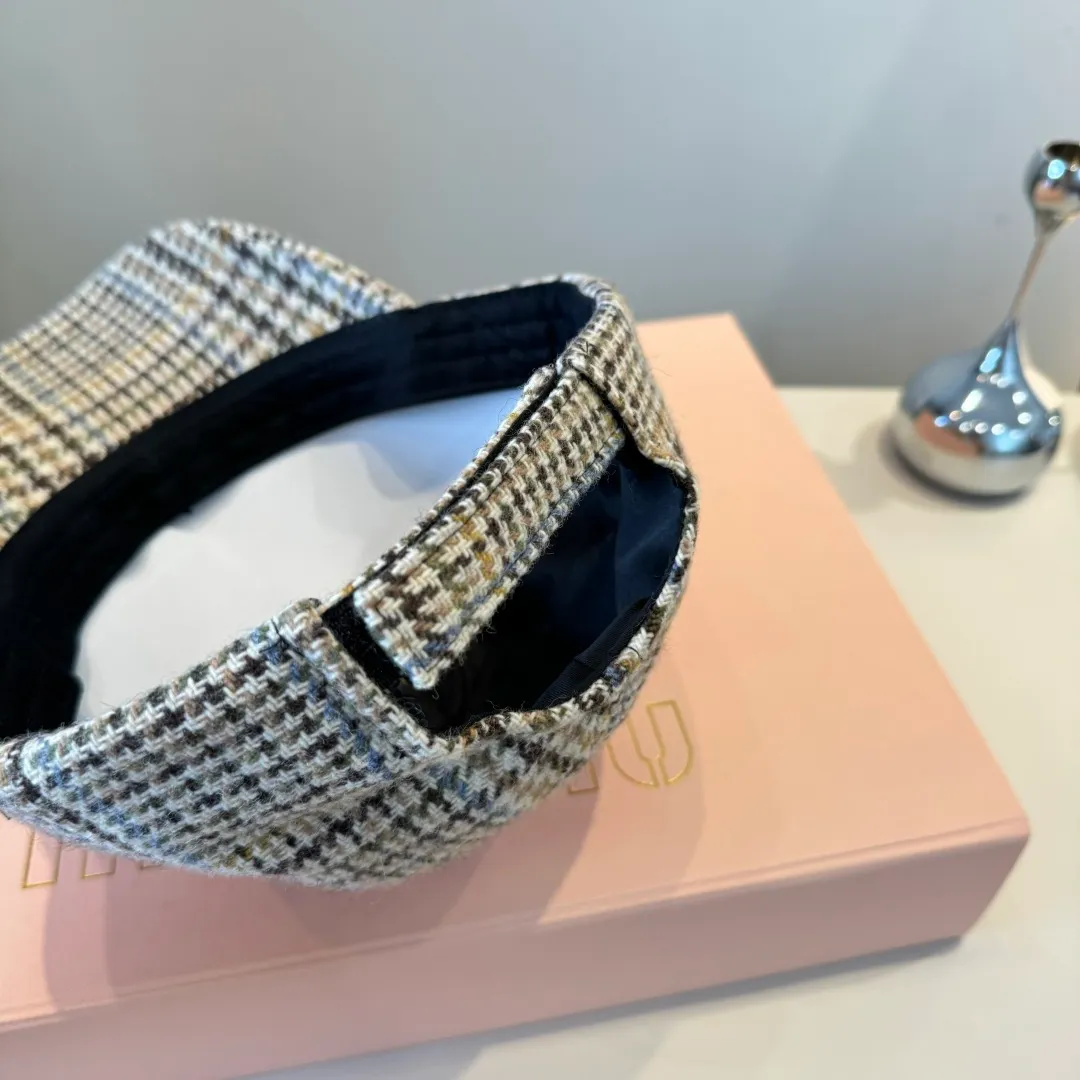 💰100¥ miumiu autumn and winter new wool peaked cap, plaid baseball cap, head circumference 57cm