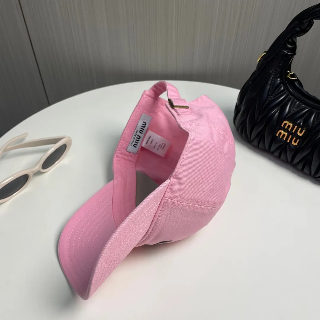 P60 miumiu new solid color baseball cap, the hottest color at the moment - full of street style! Trendy and versatile, Xiaohongshu grows grass, poison, get your boyfriend, and cool together
