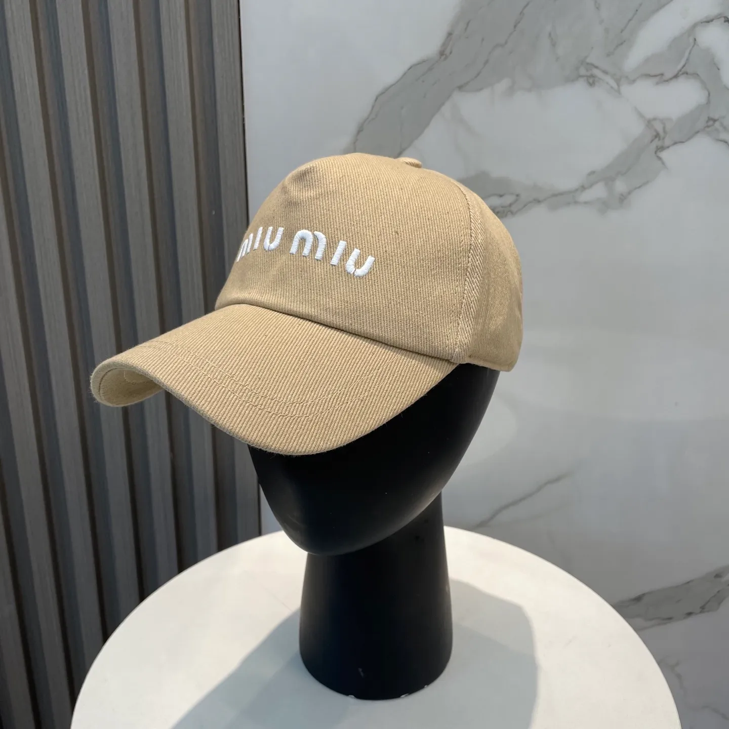 P60💛 Comes with dust bag. [Miumiu Miu Miu] New order style embroidered baseball cap🧢Big brand style is super easy to match, hurry up and get it!