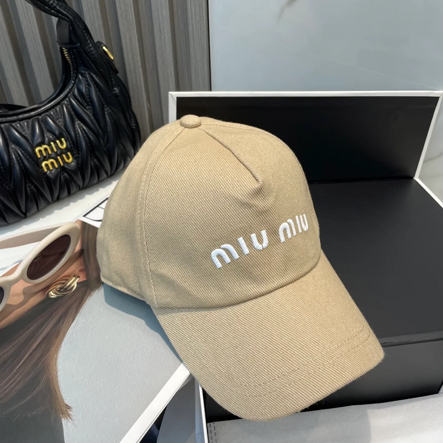P60💛 Comes with dust bag. [Miumiu Miu Miu] New order style embroidered baseball cap🧢Big brand style is super easy to match, hurry up and get it!