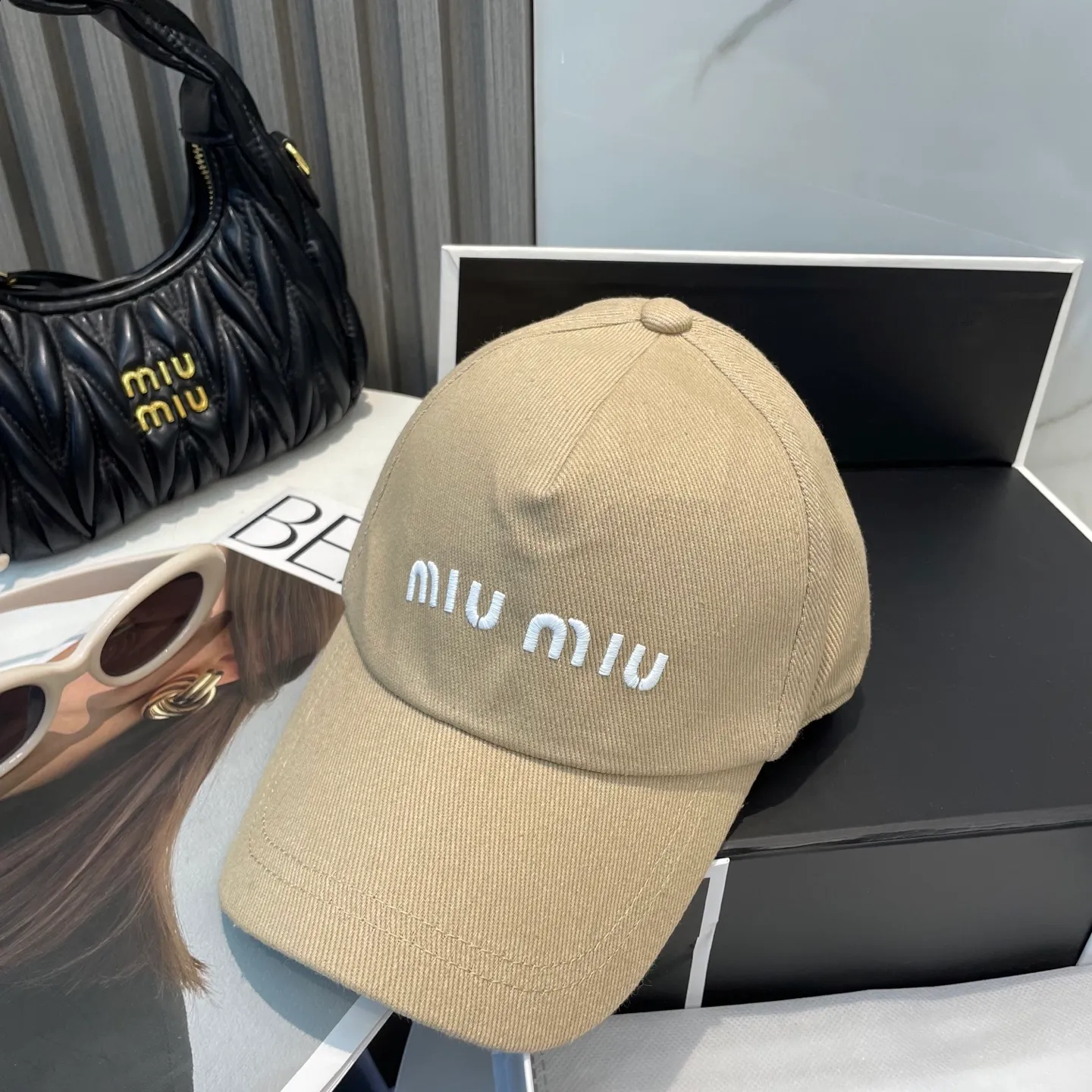 P60💛 Comes with dust bag. [Miumiu Miu Miu] New order style embroidered baseball cap🧢Big brand style is super easy to match, hurry up and get it!