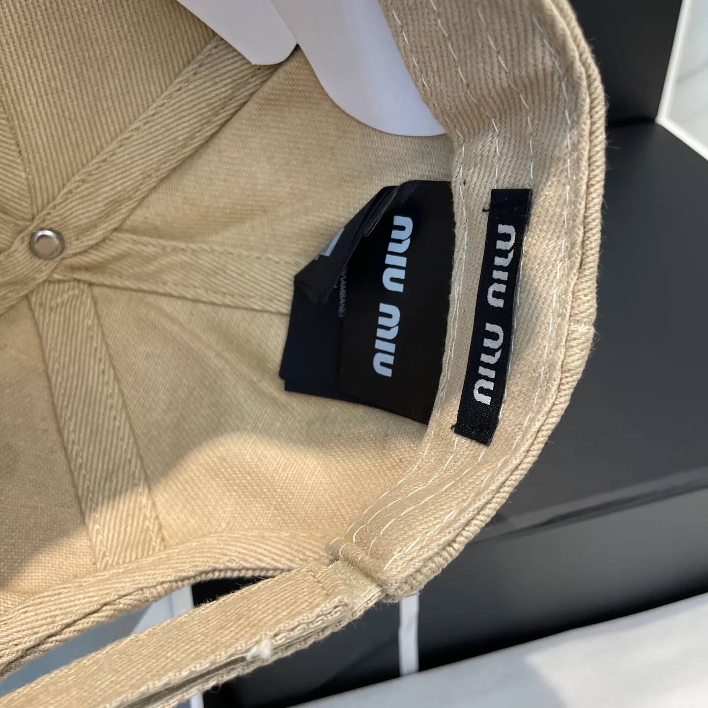 P60💛 Comes with dust bag. [Miumiu Miu Miu] New order style embroidered baseball cap🧢Big brand style is super easy to match, hurry up and get it!