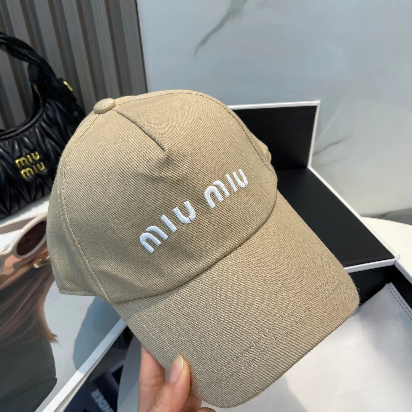 P60💛 Comes with dust bag. [Miumiu Miu Miu] New order style embroidered baseball cap🧢Big brand style is super easy to match, hurry up and get it!