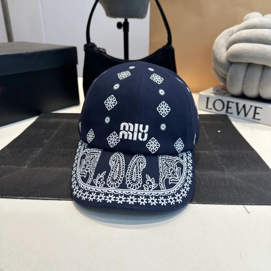 P70 Miumiu Miumiu new order style embroidered graffiti baseball cap 🧢Big brand style is super easy to match, get it now!