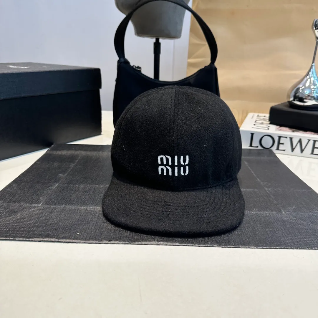 P70 miumiu~The new autumn and winter lamb wool baseball cap~ It is a super perfect interpretation of the sweet and cool style. I just love it so much❤️ The top is sexy and handsome. Both are online! No girl can refuse a fluffy item.