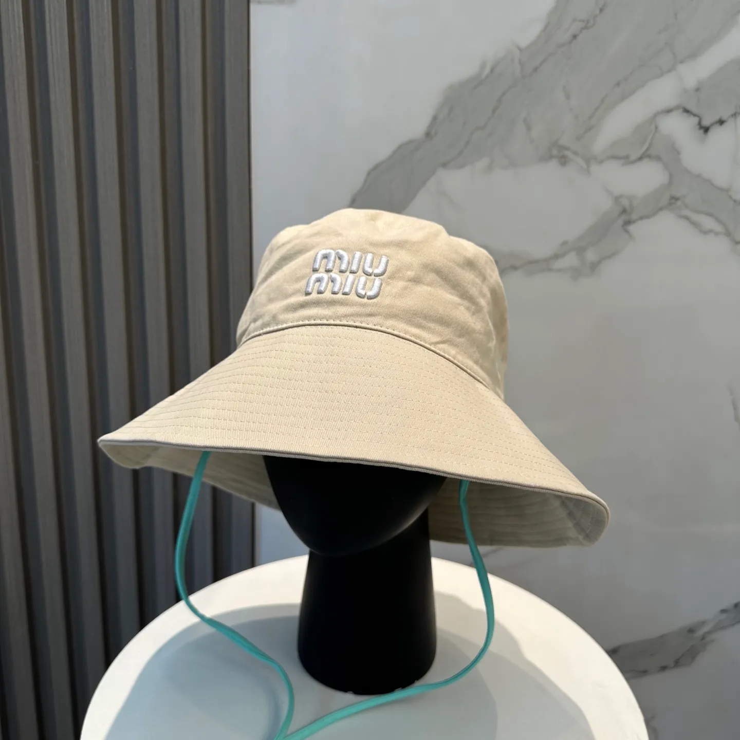 P64 MiuMiu Miu Miu's new fisherman hat | Large brim ~ Increased sun protection range, quality details are in place ~ Hats have always been an inseparable item in daily matching. The fisherman hat will never go out of style. This Miu family has always been loved by everyone. It is casual, versatile, sun-protective and comfortable. It feels very soft but does not affect its shape at all. ​