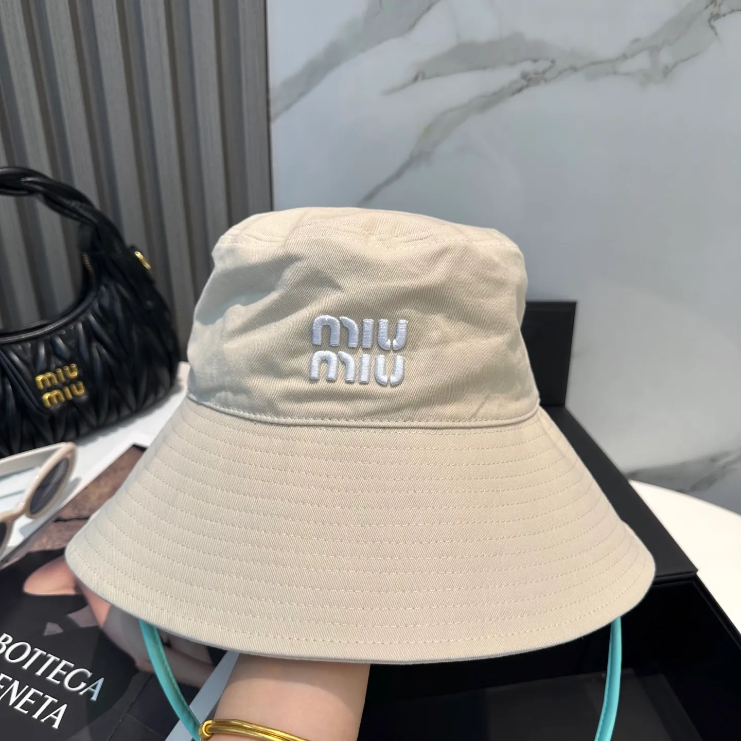 P64 MiuMiu Miu Miu's new fisherman hat | Large brim ~ Increased sun protection range, quality details are in place ~ Hats have always been an inseparable item in daily matching. The fisherman hat will never go out of style. This Miu family has always been loved by everyone. It is casual, versatile, sun-protective and comfortable. It feels very soft but does not affect its shape at all. ​