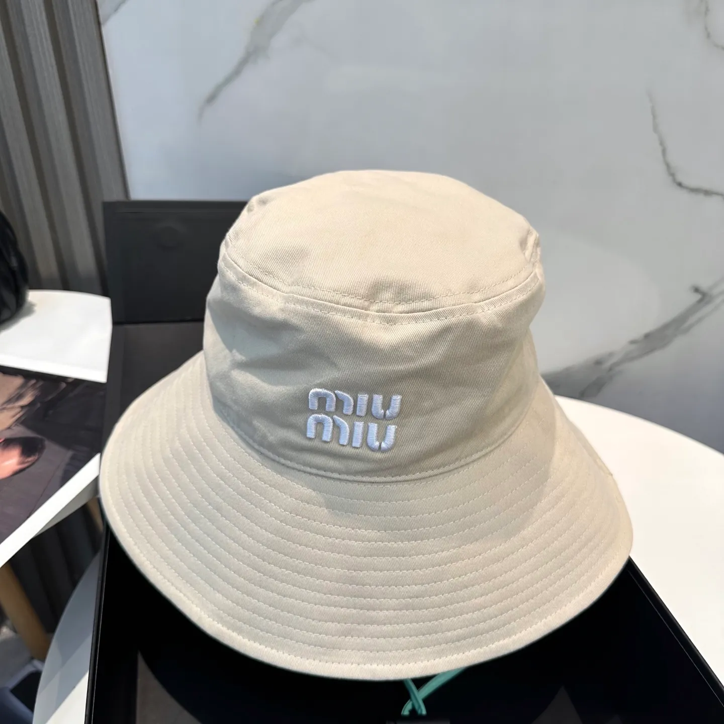 P64 MiuMiu Miu Miu's new fisherman hat | Large brim ~ Increased sun protection range, quality details are in place ~ Hats have always been an inseparable item in daily matching. The fisherman hat will never go out of style. This Miu family has always been loved by everyone. It is casual, versatile, sun-protective and comfortable. It feels very soft but does not affect its shape at all. ​