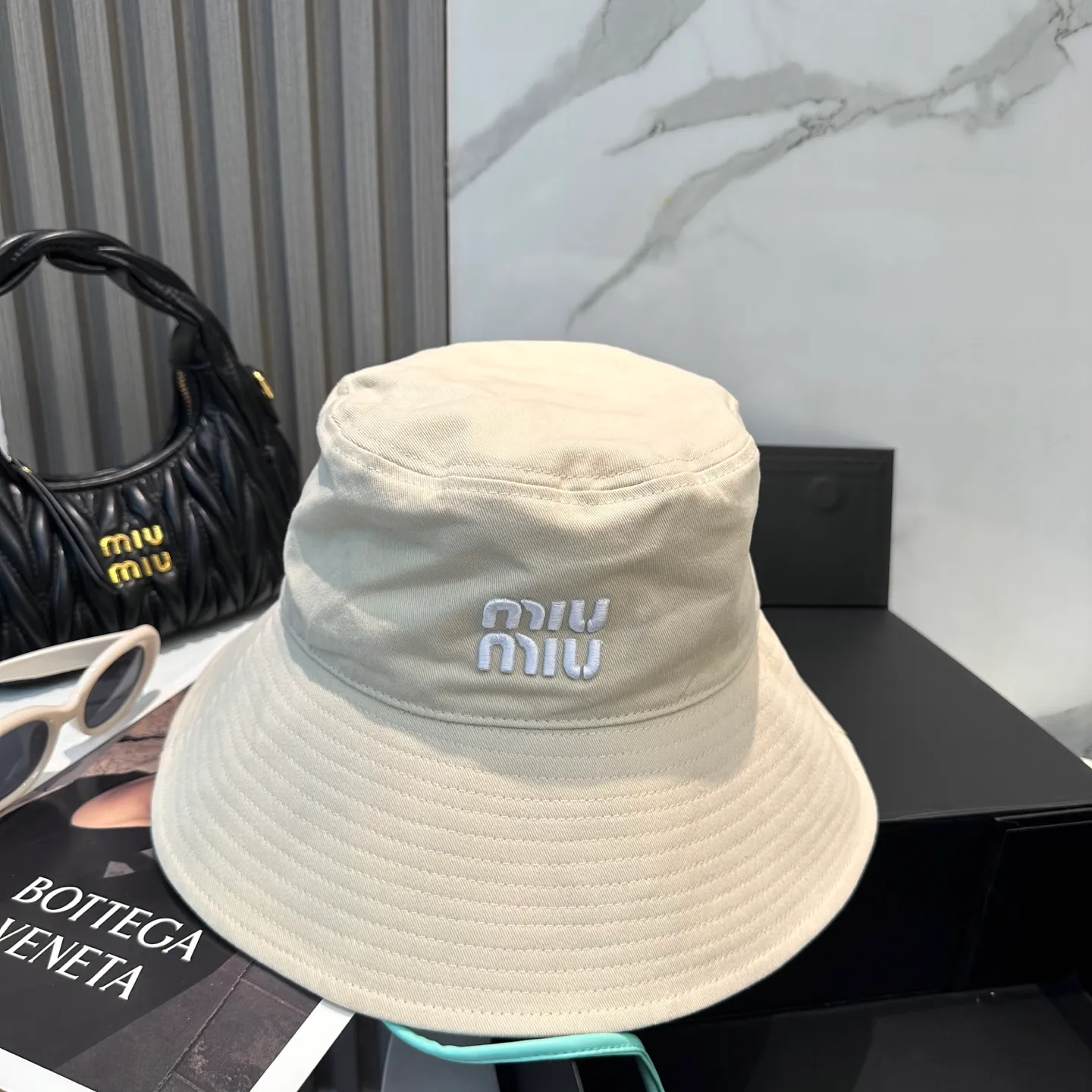 P64 MiuMiu Miu Miu's new fisherman hat | Large brim ~ Increased sun protection range, quality details are in place ~ Hats have always been an inseparable item in daily matching. The fisherman hat will never go out of style. This Miu family has always been loved by everyone. It is casual, versatile, sun-protective and comfortable. It feels very soft but does not affect its shape at all. ​