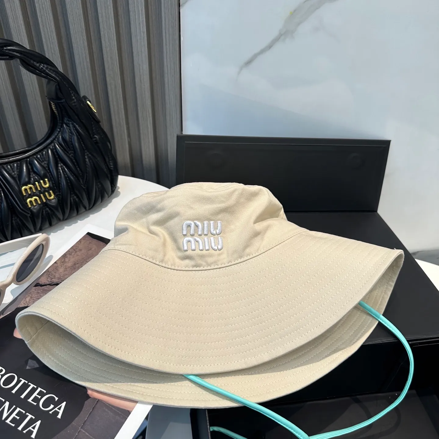 P64 MiuMiu Miu Miu's new fisherman hat | Large brim ~ Increased sun protection range, quality details are in place ~ Hats have always been an inseparable item in daily matching. The fisherman hat will never go out of style. This Miu family has always been loved by everyone. It is casual, versatile, sun-protective and comfortable. It feels very soft but does not affect its shape at all. ​