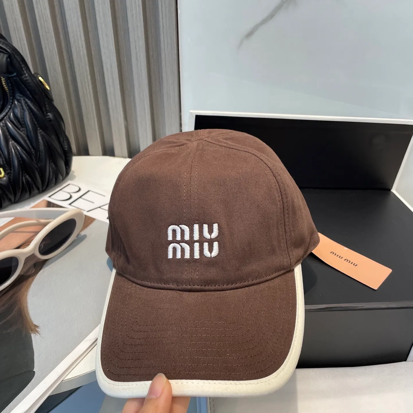 P60💛 Comes with dust bag. [Miumiu Miu Miu] New order style embroidered baseball cap🧢Big brand style is super easy to match, hurry up and get it!