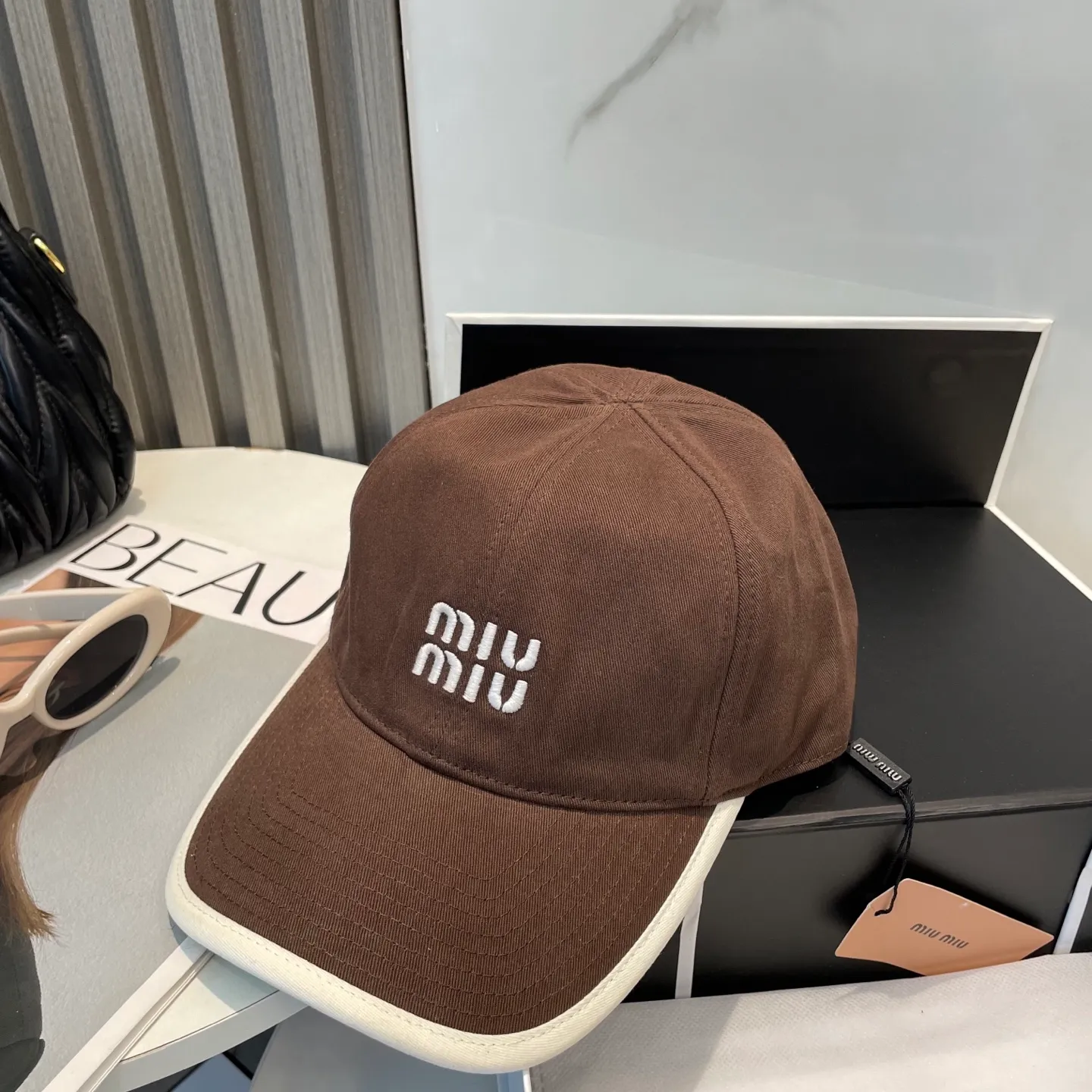 P60💛 Comes with dust bag. [Miumiu Miu Miu] New order style embroidered baseball cap🧢Big brand style is super easy to match, hurry up and get it!