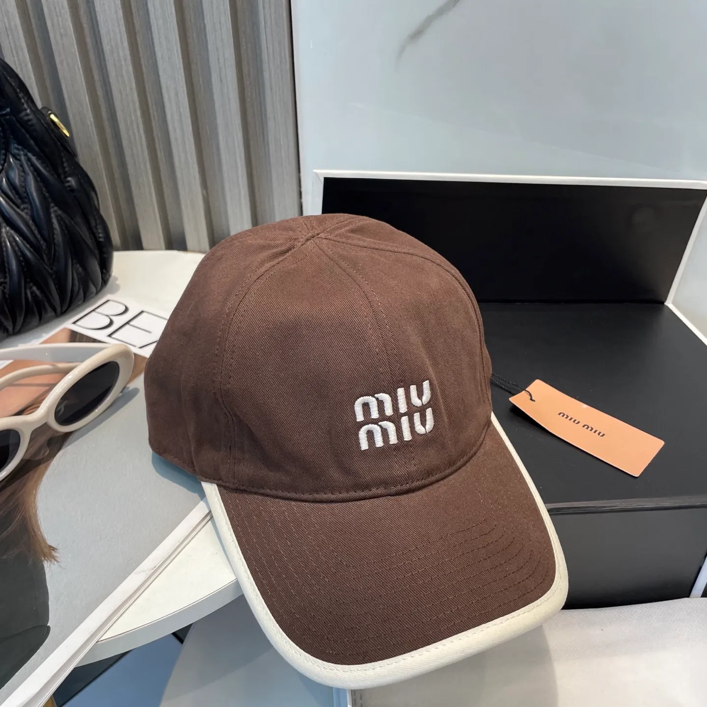 P60💛 Comes with dust bag. [Miumiu Miu Miu] New order style embroidered baseball cap🧢Big brand style is super easy to match, hurry up and get it!