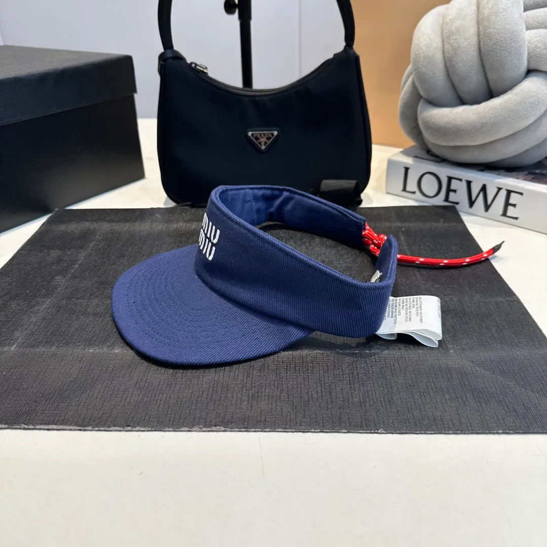 P80 MIUMIU sports and fitness empty top hat made of pure cotton. Whether it is cycling, running, tennis, playing, yoga, or daily outings, it is more outstanding. It can also provide sun protection and shade. It kills two birds with one stone. The product design of a big brand is simple and fashionable!    The material is comfortable and not stuffy🥵It has a very concave shape. Once you put it on, you will instantly lift your head🆙 It has classic colors🖤🤍. Colors can increase the sense of vitality💖