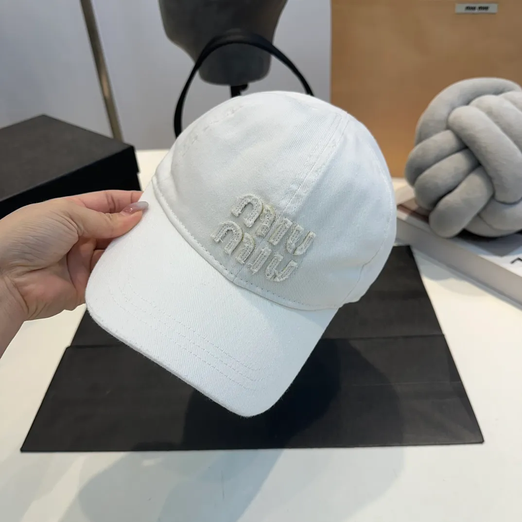 P60 MiuMiu Miu Miu girl's daily baseball cap. A very versatile baseball cap. Classic embroidered logo. Versatile and fashionable.