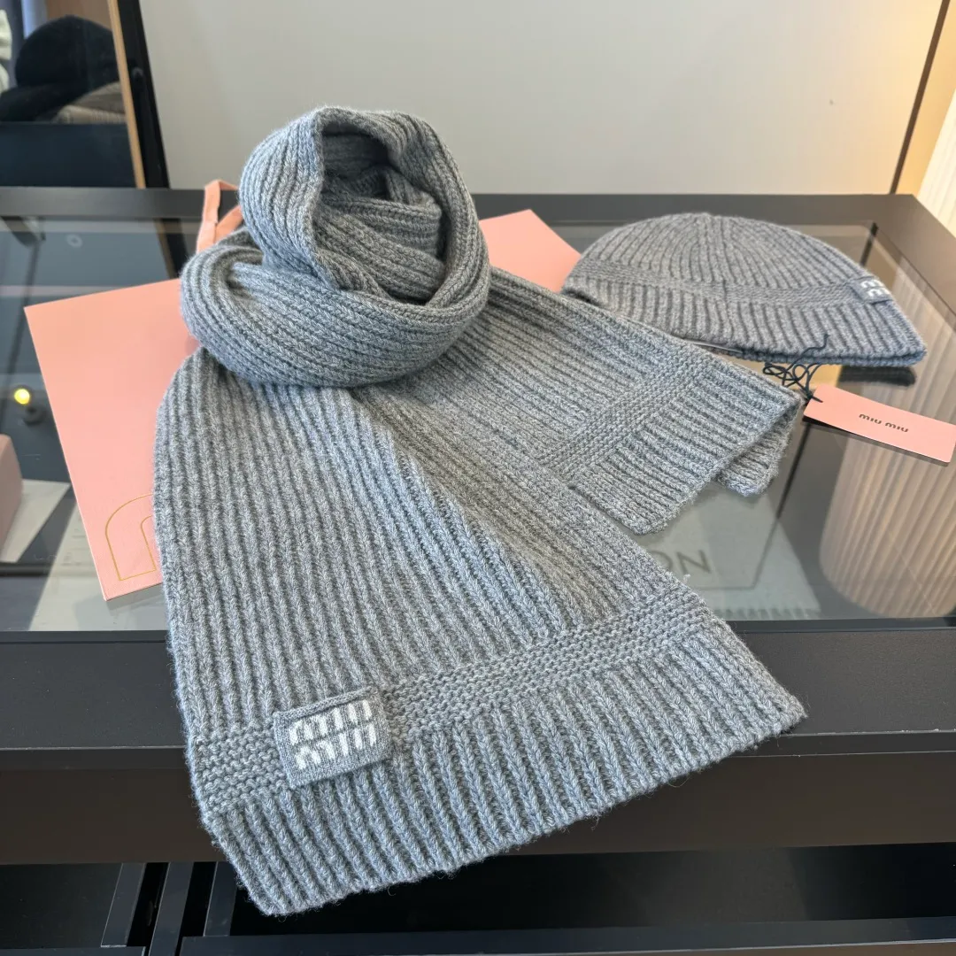 💰570¥ miumiu Unisex suit for men and women. Warm and textured cashmere scarf and hat set. Keep warm all winter. It’s furry and warm. It fills the atmosphere of autumn and winter. It’s high-end and good-looking. Size 30✖️180