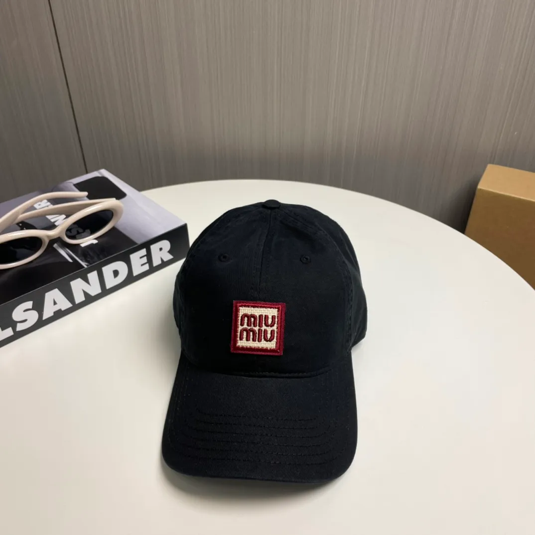 P50 miumiu new plain baseball cap, the hottest color at the moment - full of street style! Trendy and versatile, Xiaohongshu grows grass, poison, get your boyfriend, and cool together