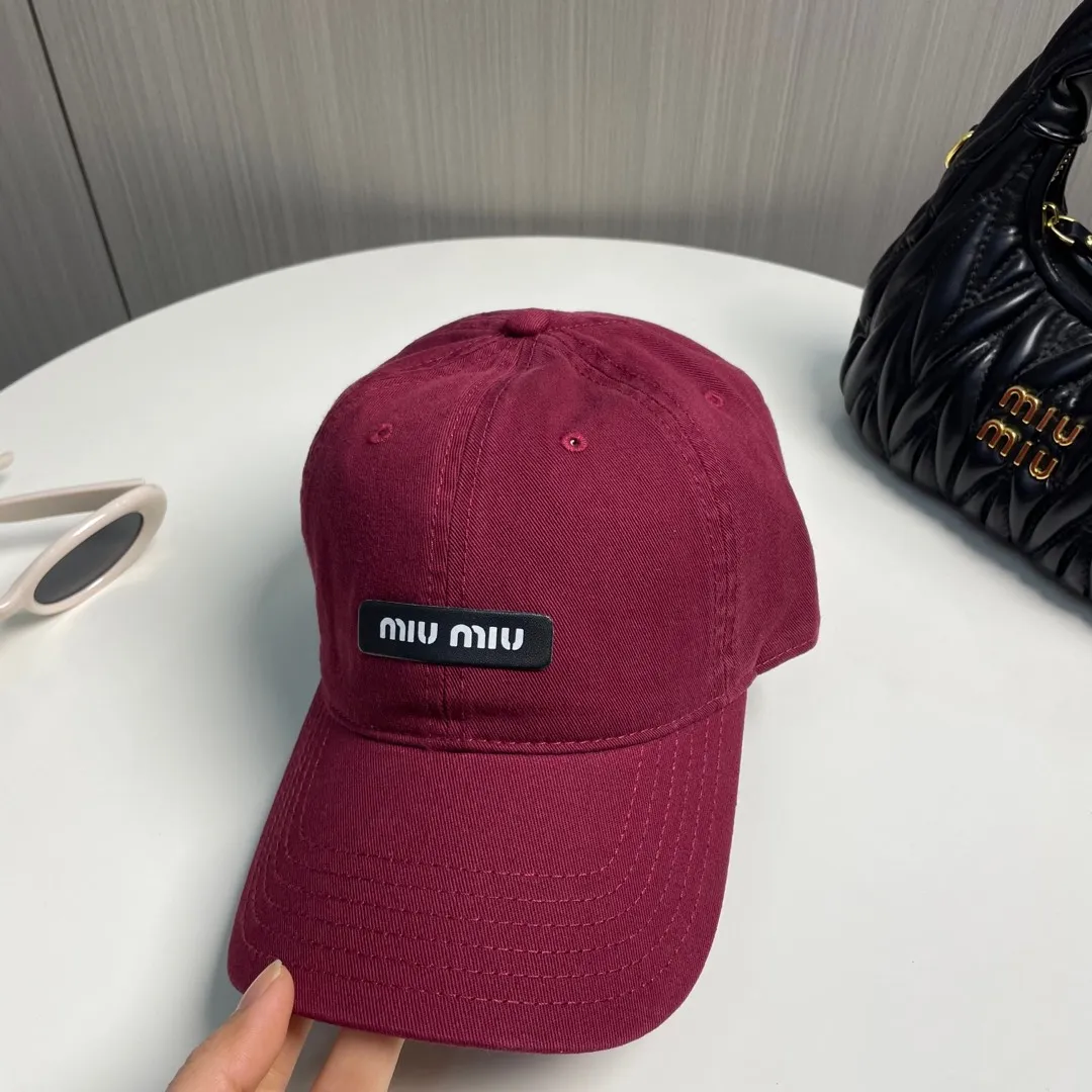 P60 miumiu new solid color baseball cap, the hottest color at the moment - full of street style! Trendy and versatile, Xiaohongshu grows grass, poison, get your boyfriend, and cool together